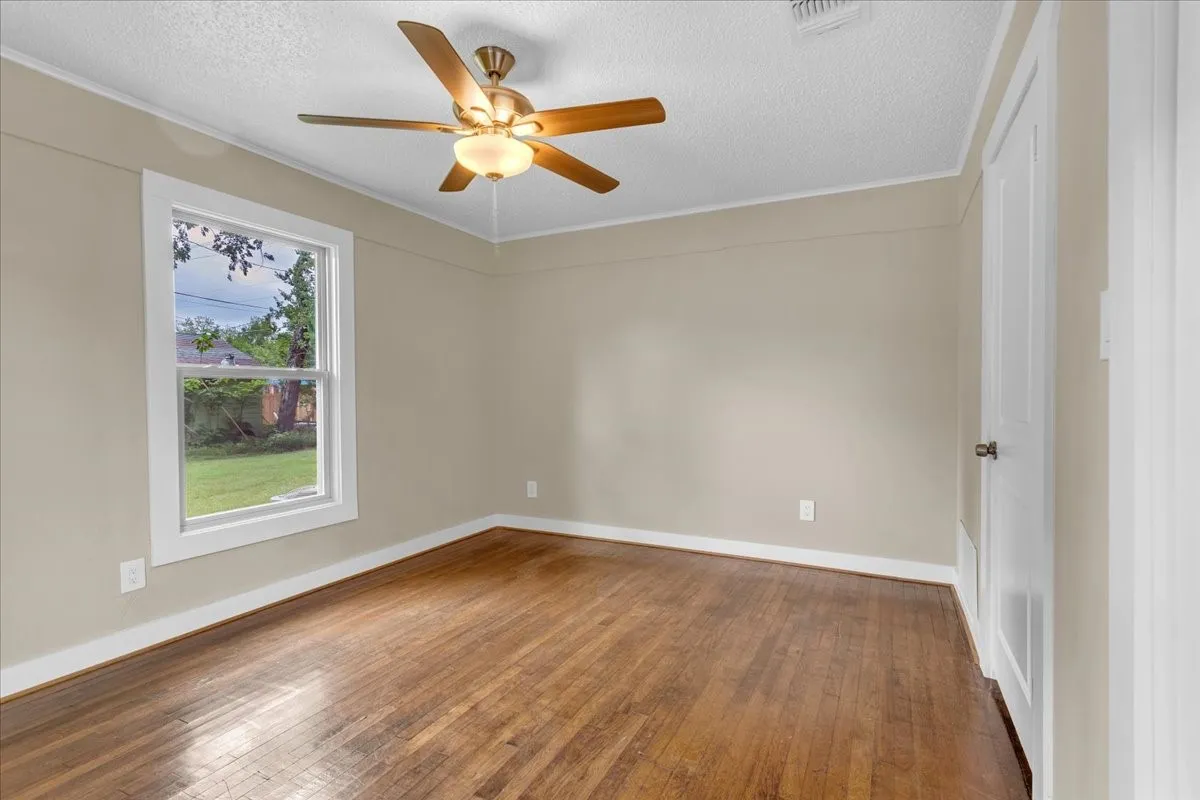 Single Family Residence For Sale in Fannin County , 200 Victory Street, Bonham, Texas 75418, 3 Bedroom, 1 Bathroom, 1 Garage spaces, 1,056 Sqft, built in 1950, mls#21244599, Real Estate Agent in Bonham, Homes For Sale in Fannin county, Homes For Sale in Bonham, Realtor in Bonham Texas, Real Estate Brokerage Independent Realty Texas, Luminita Cordes Realtor