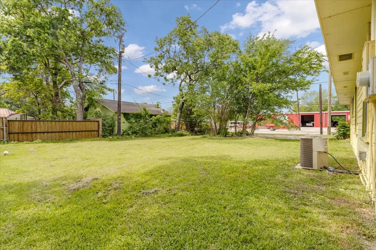 Single Family Residence For Sale in Fannin County , 200 Victory Street, Bonham, Texas 75418, 3 Bedroom, 1 Bathroom, 1 Garage spaces, 1,056 Sqft, built in 1950, mls#21244599, Real Estate Agent in Bonham, Homes For Sale in Fannin county, Homes For Sale in Bonham, Realtor in Bonham Texas, Real Estate Brokerage Independent Realty Texas, Luminita Cordes Realtor