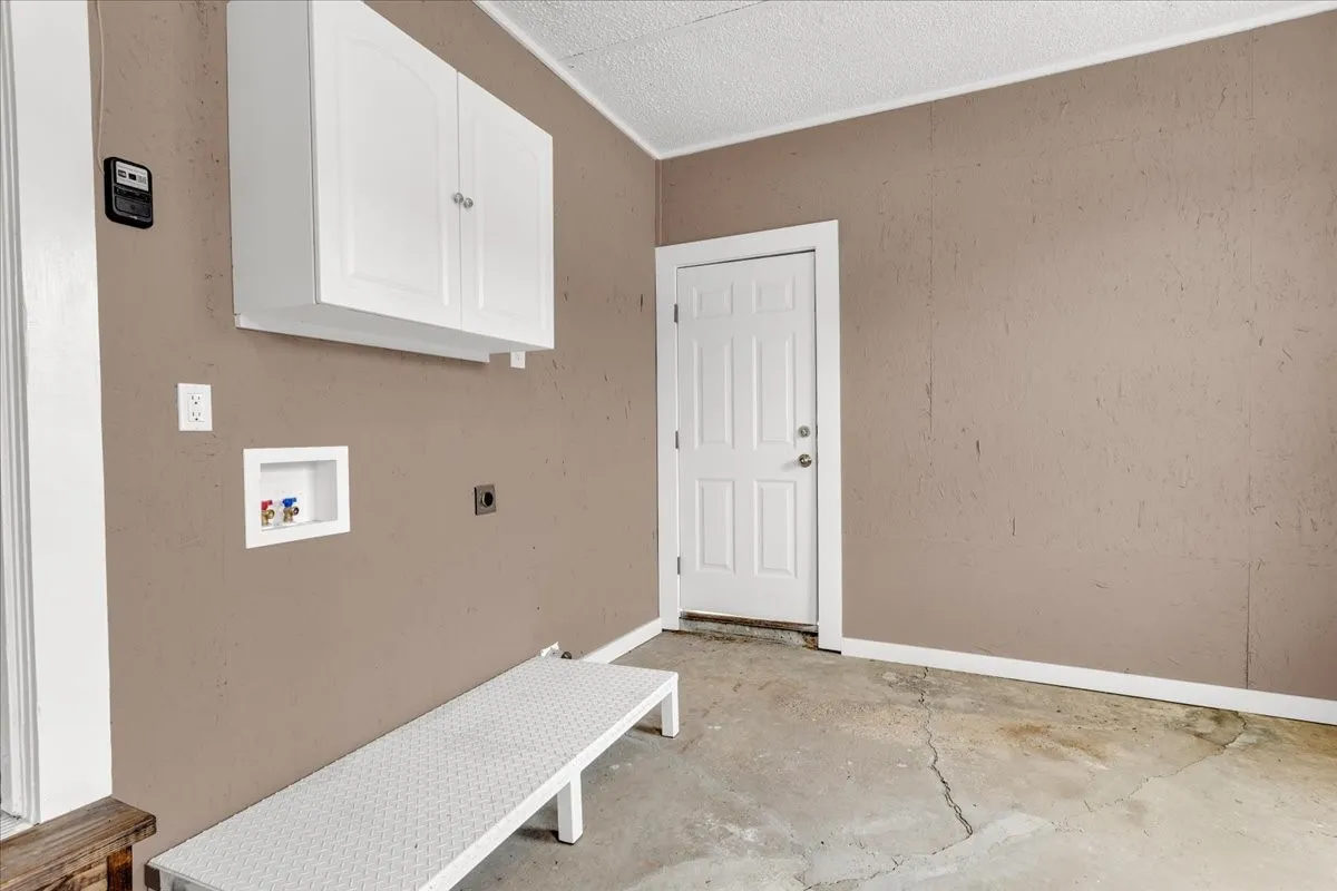Single Family Residence For Sale in Fannin County , 200 Victory Street, Bonham, Texas 75418, 3 Bedroom, 1 Bathroom, 1 Garage spaces, 1,056 Sqft, built in 1950, mls#21244599, Real Estate Agent in Bonham, Homes For Sale in Fannin county, Homes For Sale in Bonham, Realtor in Bonham Texas, Real Estate Brokerage Independent Realty Texas, Luminita Cordes Realtor