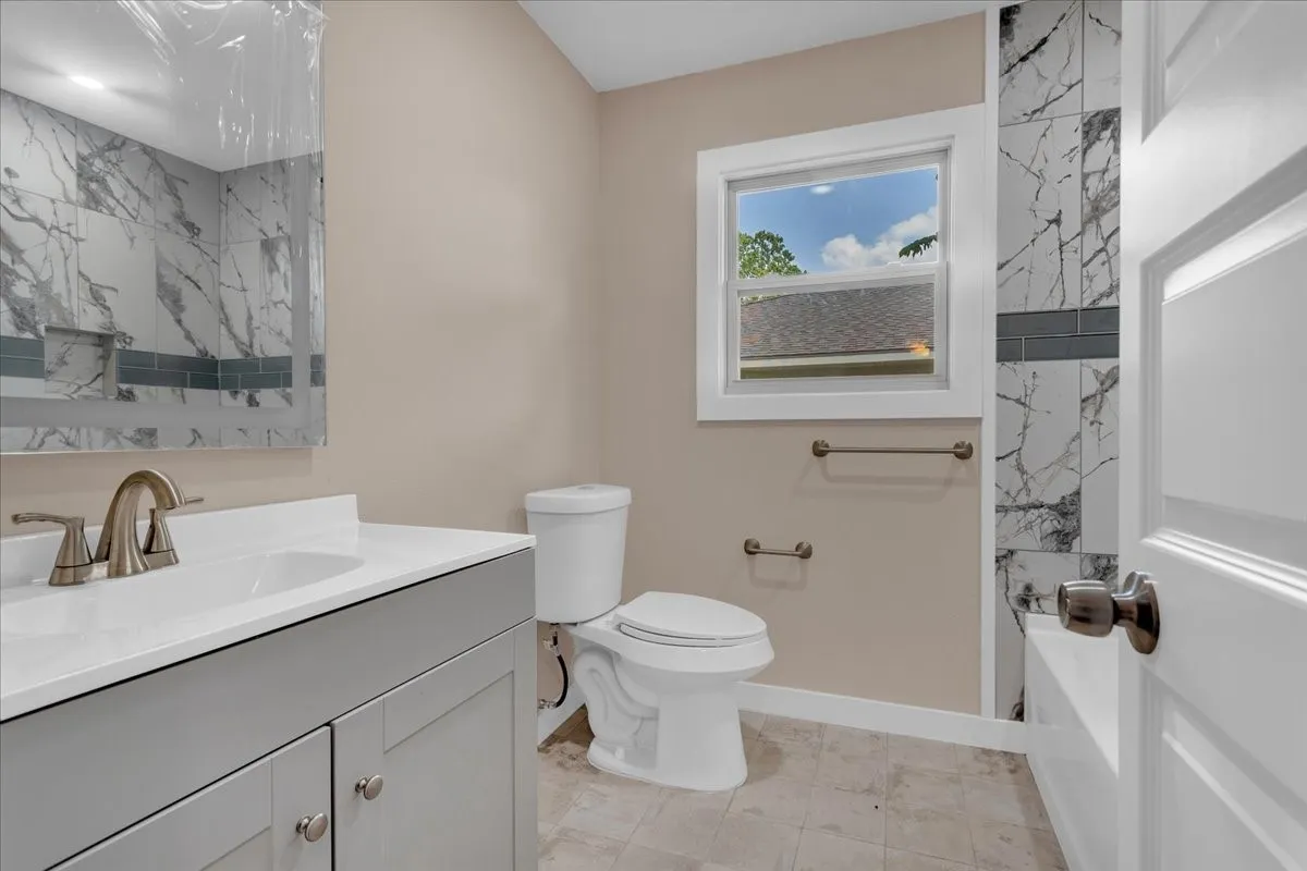 Single Family Residence For Sale in Fannin County , 200 Victory Street, Bonham, Texas 75418, 3 Bedroom, 1 Bathroom, 1 Garage spaces, 1,056 Sqft, built in 1950, mls#21244599, Real Estate Agent in Bonham, Homes For Sale in Fannin county, Homes For Sale in Bonham, Realtor in Bonham Texas, Real Estate Brokerage Independent Realty Texas, Luminita Cordes Realtor