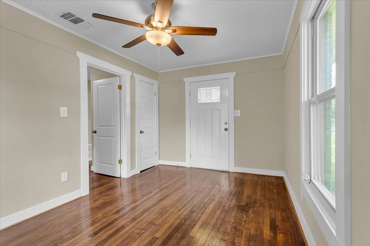 Single Family Residence For Sale in Fannin County , 200 Victory Street, Bonham, Texas 75418, 3 Bedroom, 1 Bathroom, 1 Garage spaces, 1,056 Sqft, built in 1950, mls#21244599, Real Estate Agent in Bonham, Homes For Sale in Fannin county, Homes For Sale in Bonham, Realtor in Bonham Texas, Real Estate Brokerage Independent Realty Texas, Luminita Cordes Realtor