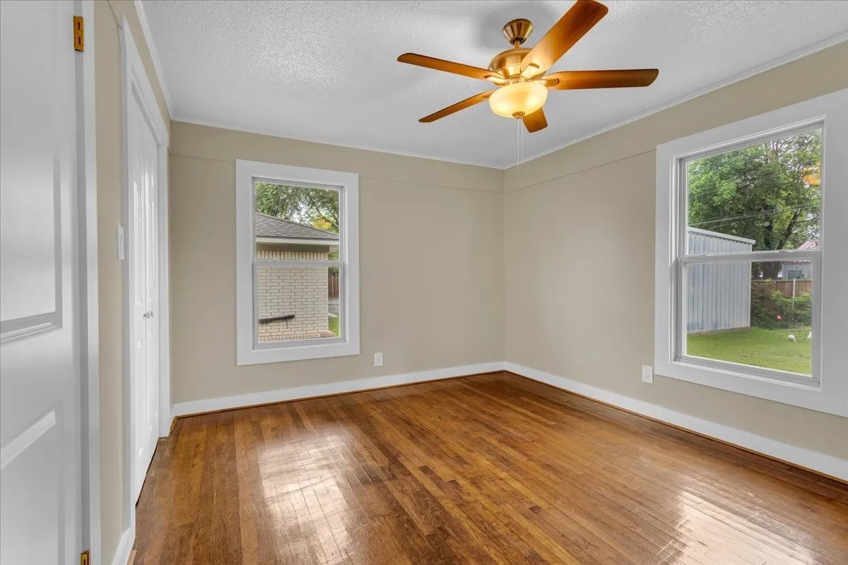 Single Family Residence For Sale in Fannin County , 200 Victory Street, Bonham, Texas 75418, 3 Bedroom, 1 Bathroom, 1 Garage spaces, 1,056 Sqft, built in 1950, mls#21244599, Real Estate Agent in Bonham, Homes For Sale in Fannin county, Homes For Sale in Bonham, Realtor in Bonham Texas, Real Estate Brokerage Independent Realty Texas, Luminita Cordes Realtor