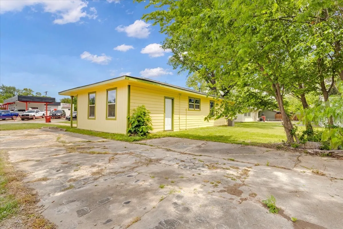 Single Family Residence For Sale in Fannin County , 200 Victory Street, Bonham, Texas 75418, 3 Bedroom, 1 Bathroom, 1 Garage spaces, 1,056 Sqft, built in 1950, mls#21244599, Real Estate Agent in Bonham, Homes For Sale in Fannin county, Homes For Sale in Bonham, Realtor in Bonham Texas, Real Estate Brokerage Independent Realty Texas, Luminita Cordes Realtor