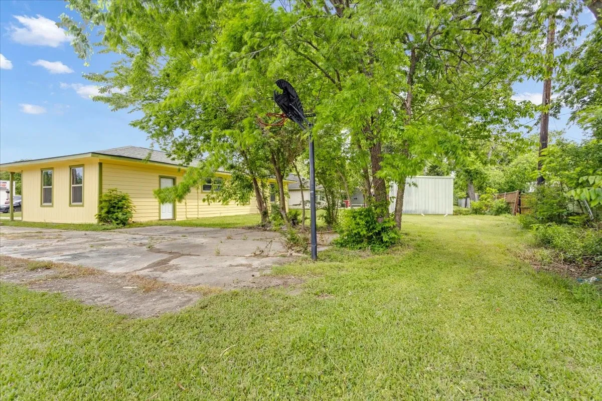 Single Family Residence For Sale in Fannin County , 200 Victory Street, Bonham, Texas 75418, 3 Bedroom, 1 Bathroom, 1 Garage spaces, 1,056 Sqft, built in 1950, mls#21244599, Real Estate Agent in Bonham, Homes For Sale in Fannin county, Homes For Sale in Bonham, Realtor in Bonham Texas, Real Estate Brokerage Independent Realty Texas, Luminita Cordes Realtor