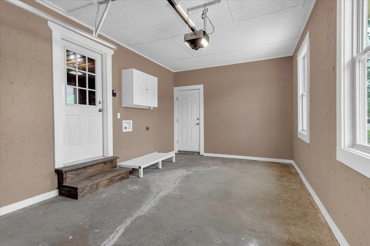 Single Family Residence For Sale in Fannin County , 200 Victory Street, Bonham, Texas 75418, 3 Bedroom, 1 Bathroom, 1 Garage spaces, 1,056 Sqft, built in 1950, mls#21244599, Real Estate Agent in Bonham, Homes For Sale in Fannin county, Homes For Sale in Bonham, Realtor in Bonham Texas, Real Estate Brokerage Independent Realty Texas, Luminita Cordes Realtor