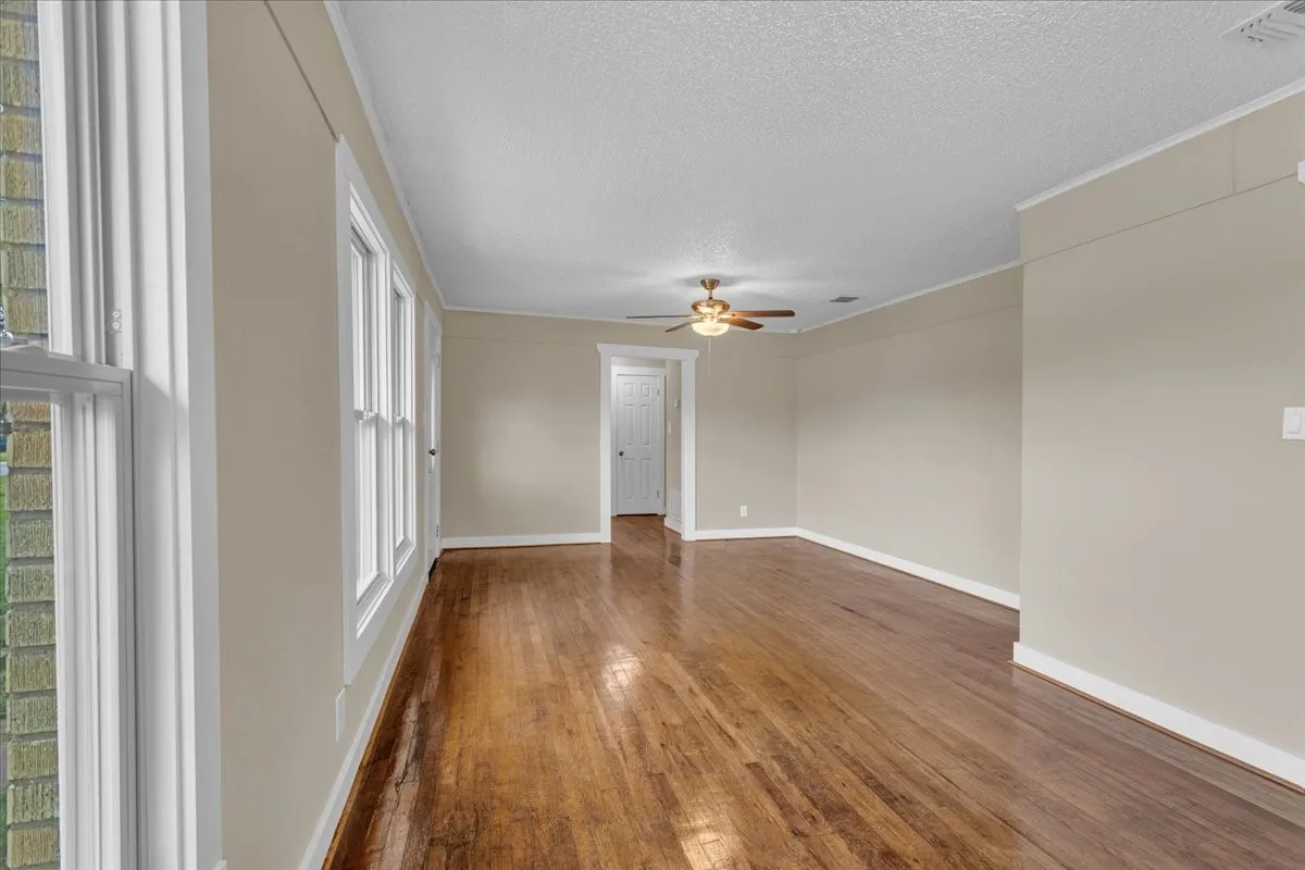 Single Family Residence For Sale in Fannin County , 200 Victory Street, Bonham, Texas 75418, 3 Bedroom, 1 Bathroom, 1 Garage spaces, 1,056 Sqft, built in 1950, mls#21244599, Real Estate Agent in Bonham, Homes For Sale in Fannin county, Homes For Sale in Bonham, Realtor in Bonham Texas, Real Estate Brokerage Independent Realty Texas, Luminita Cordes Realtor