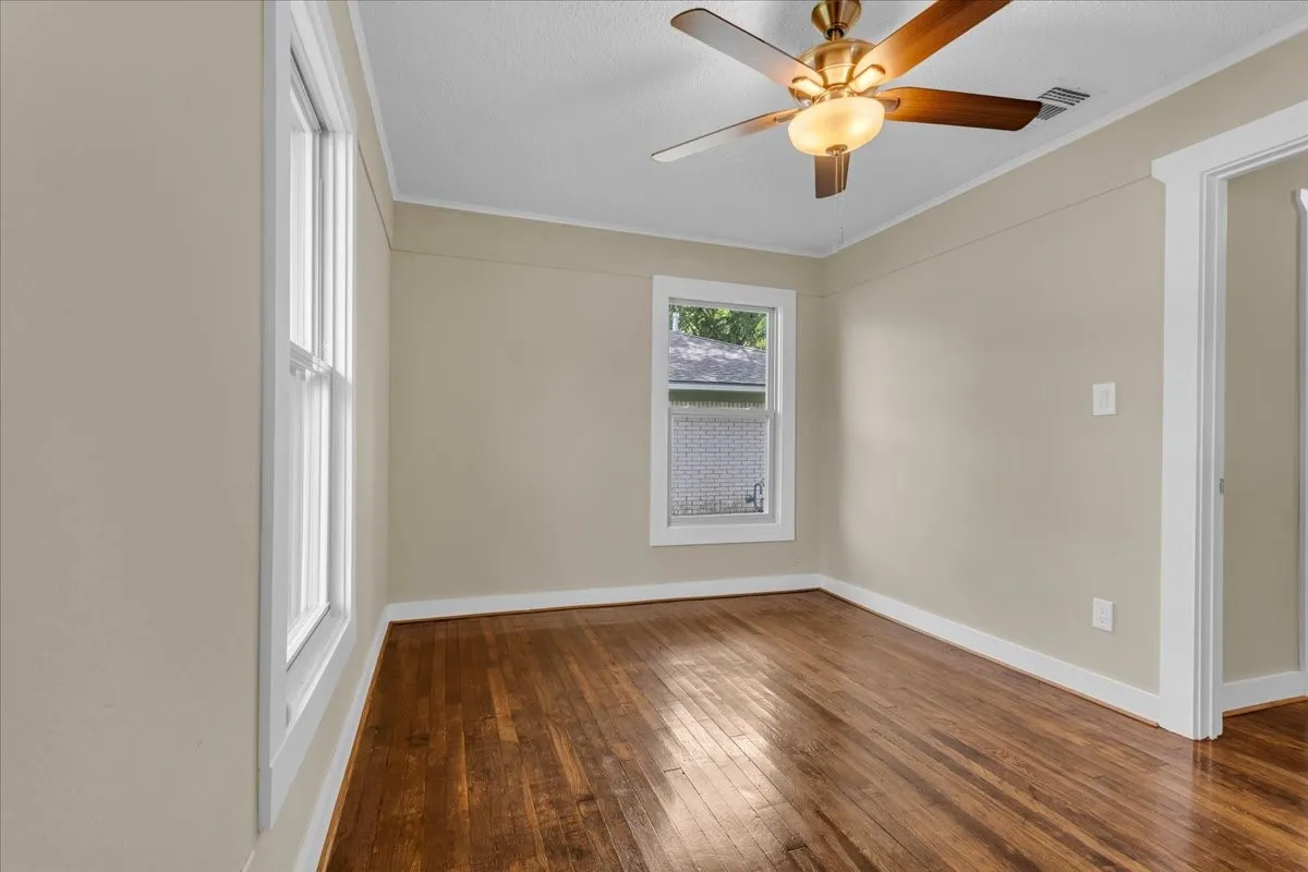 Single Family Residence For Sale in Fannin County , 200 Victory Street, Bonham, Texas 75418, 3 Bedroom, 1 Bathroom, 1 Garage spaces, 1,056 Sqft, built in 1950, mls#21244599, Real Estate Agent in Bonham, Homes For Sale in Fannin county, Homes For Sale in Bonham, Realtor in Bonham Texas, Real Estate Brokerage Independent Realty Texas, Luminita Cordes Realtor