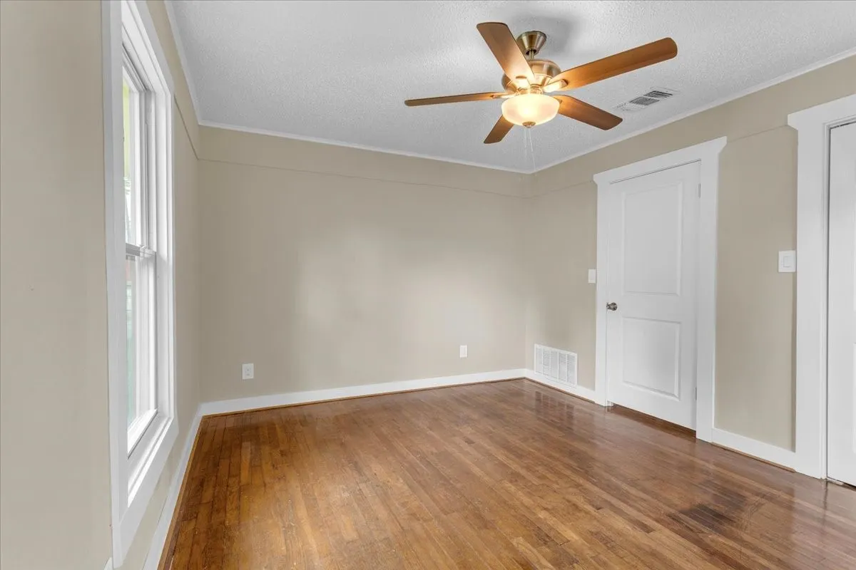 Single Family Residence For Sale in Fannin County , 200 Victory Street, Bonham, Texas 75418, 3 Bedroom, 1 Bathroom, 1 Garage spaces, 1,056 Sqft, built in 1950, mls#21244599, Real Estate Agent in Bonham, Homes For Sale in Fannin county, Homes For Sale in Bonham, Realtor in Bonham Texas, Real Estate Brokerage Independent Realty Texas, Luminita Cordes Realtor