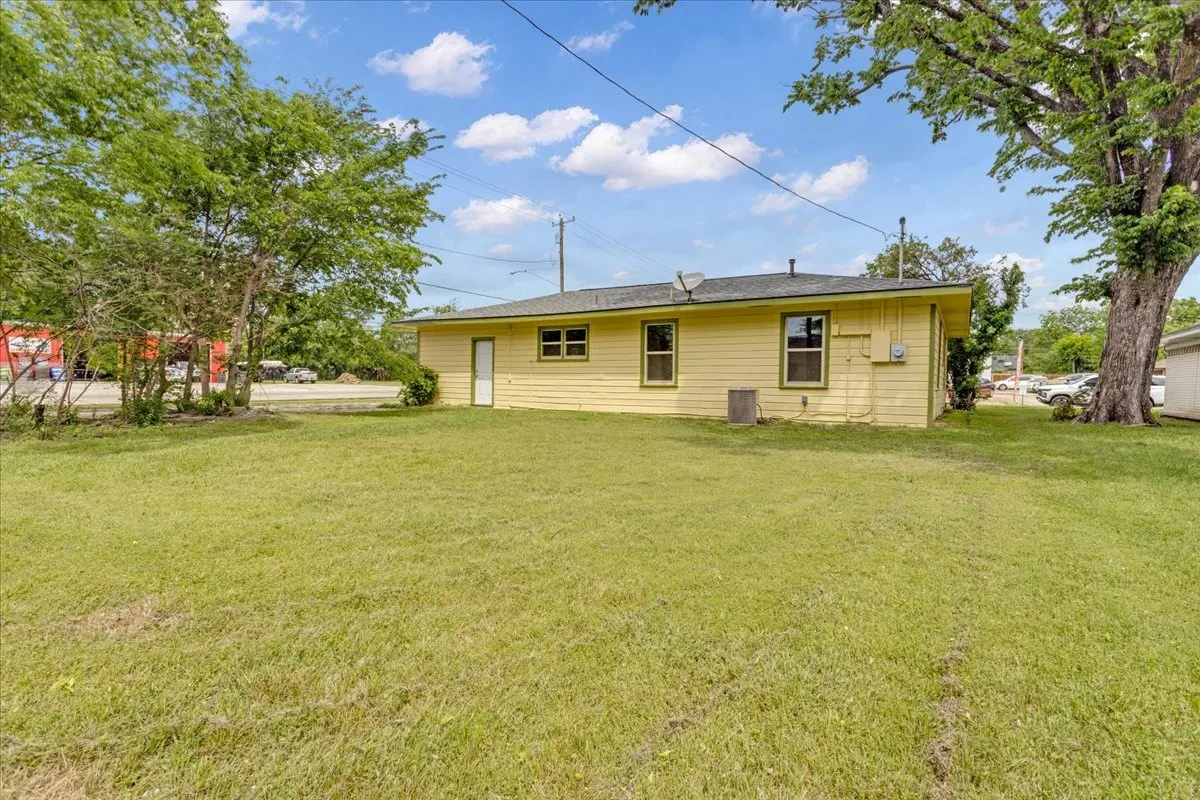 Single Family Residence For Sale in Fannin County , 200 Victory Street, Bonham, Texas 75418, 3 Bedroom, 1 Bathroom, 1 Garage spaces, 1,056 Sqft, built in 1950, mls#21244599, Real Estate Agent in Bonham, Homes For Sale in Fannin county, Homes For Sale in Bonham, Realtor in Bonham Texas, Real Estate Brokerage Independent Realty Texas, Luminita Cordes Realtor