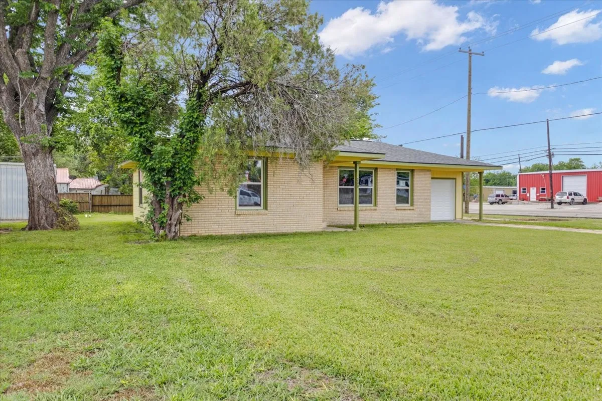 Single Family Residence For Sale in Fannin County , 200 Victory Street, Bonham, Texas 75418, 3 Bedroom, 1 Bathroom, 1 Garage spaces, 1,056 Sqft, built in 1950, mls#21244599, Real Estate Agent in Bonham, Homes For Sale in Fannin county, Homes For Sale in Bonham, Realtor in Bonham Texas, Real Estate Brokerage Independent Realty Texas, Luminita Cordes Realtor