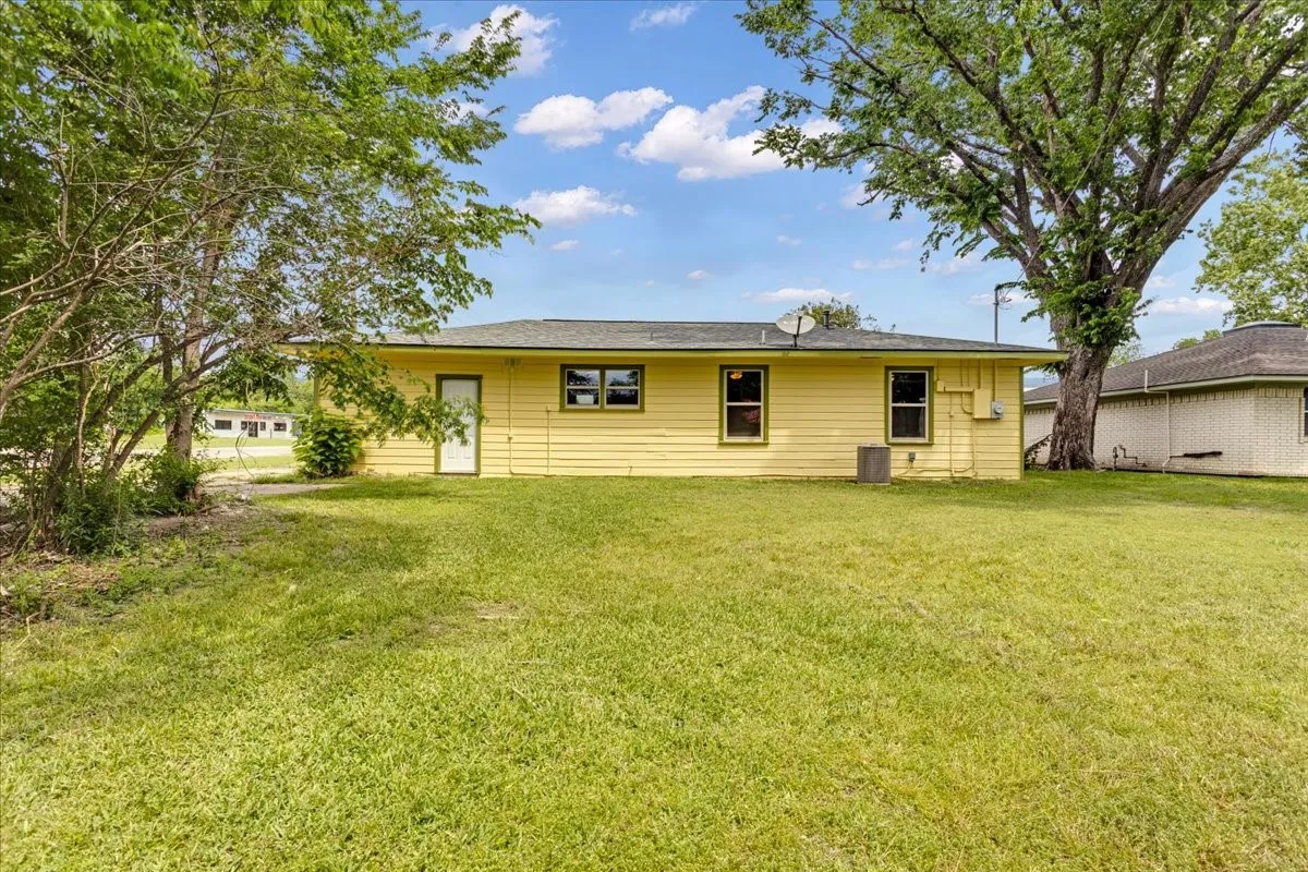 Single Family Residence For Sale in Fannin County , 200 Victory Street, Bonham, Texas 75418, 3 Bedroom, 1 Bathroom, 1 Garage spaces, 1,056 Sqft, built in 1950, mls#21244599, Real Estate Agent in Bonham, Homes For Sale in Fannin county, Homes For Sale in Bonham, Realtor in Bonham Texas, Real Estate Brokerage Independent Realty Texas, Luminita Cordes Realtor