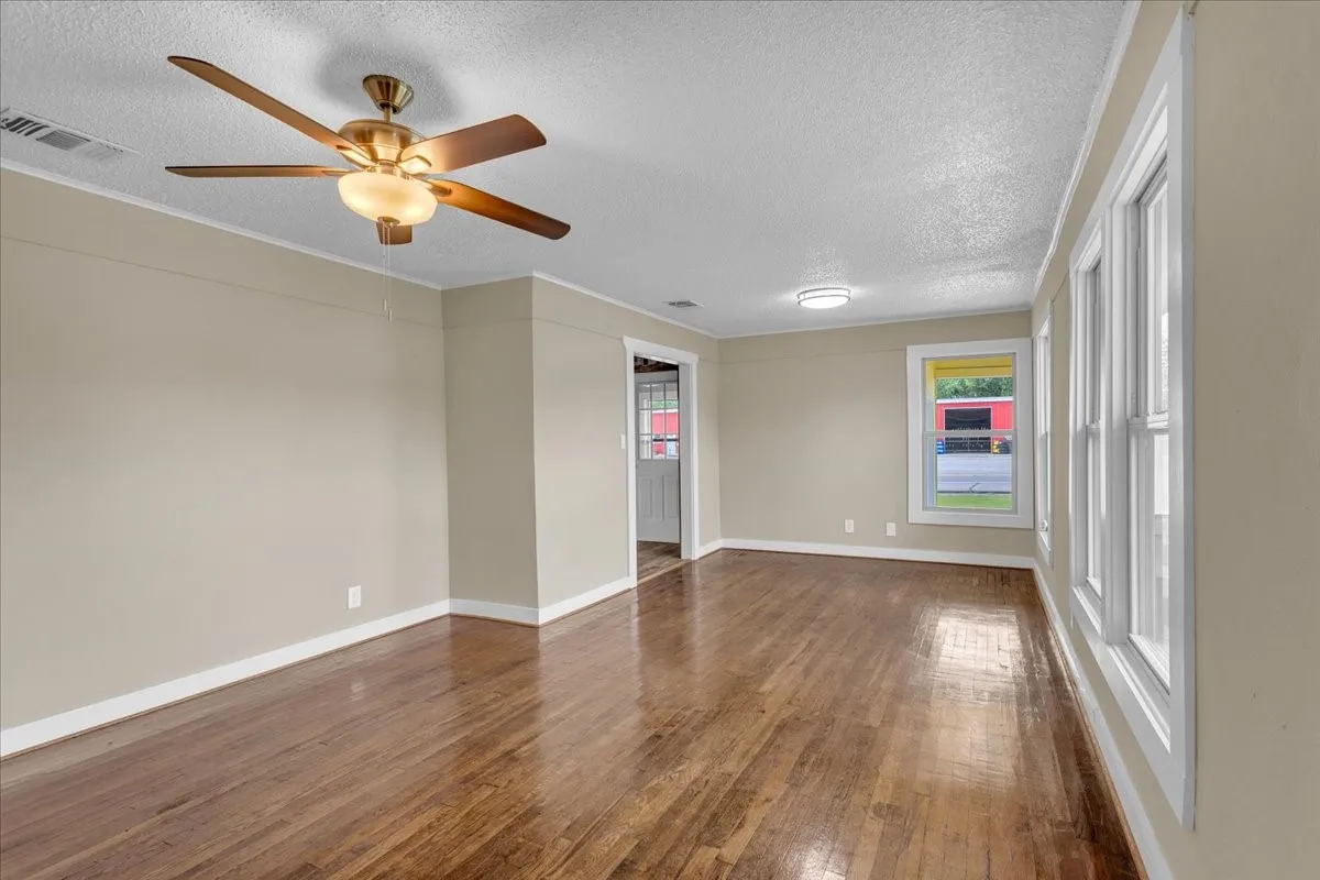 Single Family Residence For Sale in Fannin County , 200 Victory Street, Bonham, Texas 75418, 3 Bedroom, 1 Bathroom, 1 Garage spaces, 1,056 Sqft, built in 1950, mls#21244599, Real Estate Agent in Bonham, Homes For Sale in Fannin county, Homes For Sale in Bonham, Realtor in Bonham Texas, Real Estate Brokerage Independent Realty Texas, Luminita Cordes Realtor