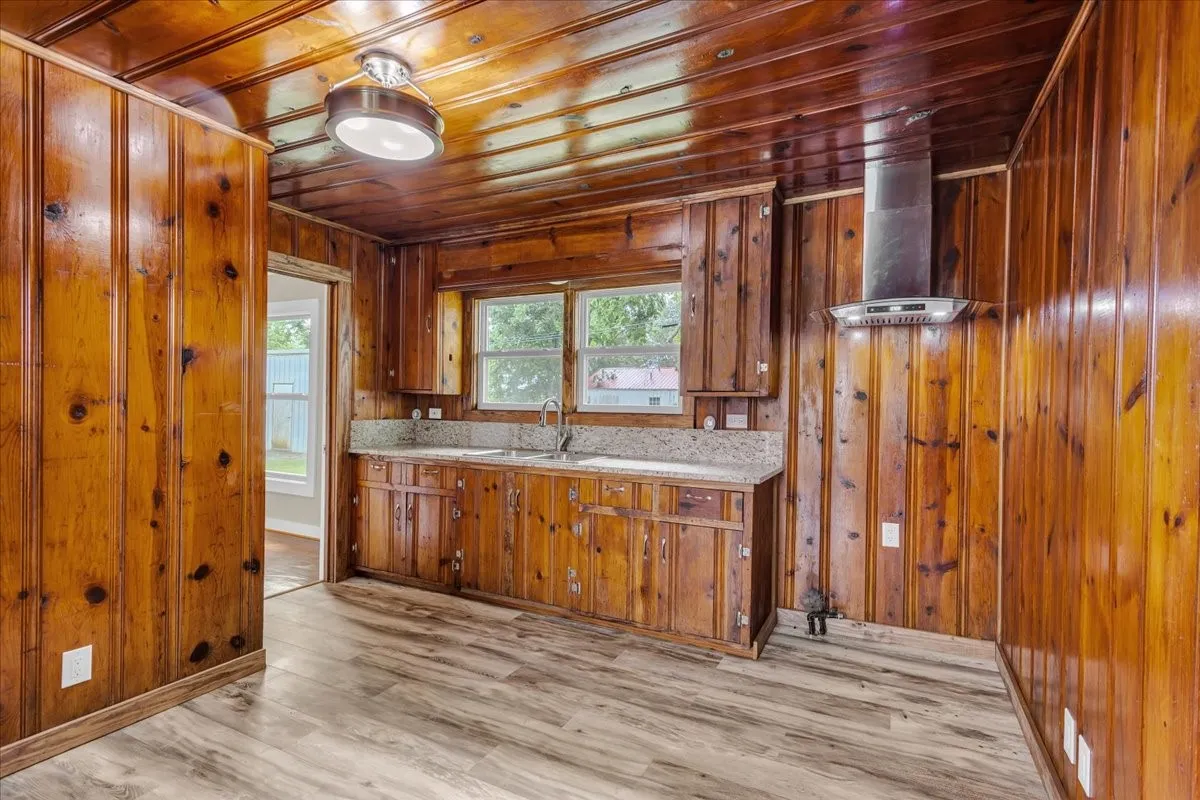 Single Family Residence For Sale in Fannin County , 200 Victory Street, Bonham, Texas 75418, 3 Bedroom, 1 Bathroom, 1 Garage spaces, 1,056 Sqft, built in 1950, mls#21244599, Real Estate Agent in Bonham, Homes For Sale in Fannin county, Homes For Sale in Bonham, Realtor in Bonham Texas, Real Estate Brokerage Independent Realty Texas, Luminita Cordes Realtor