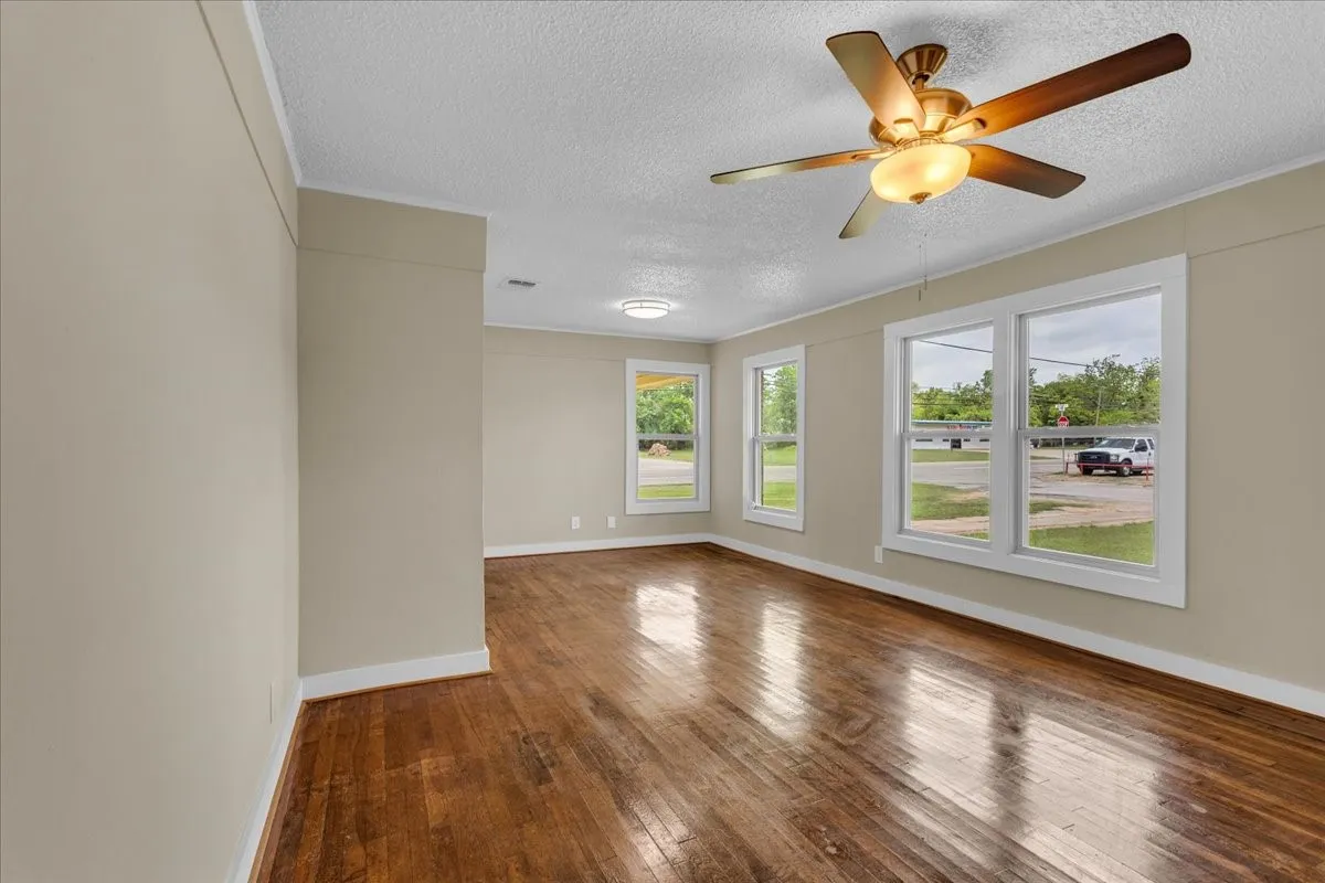 Single Family Residence For Sale in Fannin County , 200 Victory Street, Bonham, Texas 75418, 3 Bedroom, 1 Bathroom, 1 Garage spaces, 1,056 Sqft, built in 1950, mls#21244599, Real Estate Agent in Bonham, Homes For Sale in Fannin county, Homes For Sale in Bonham, Realtor in Bonham Texas, Real Estate Brokerage Independent Realty Texas, Luminita Cordes Realtor