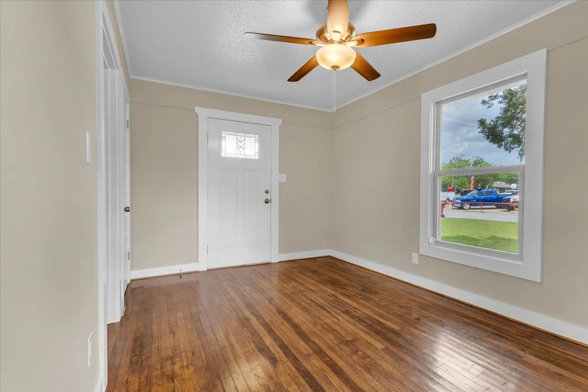 Single Family Residence For Sale in Fannin County , 200 Victory Street, Bonham, Texas 75418, 3 Bedroom, 1 Bathroom, 1 Garage spaces, 1,056 Sqft, built in 1950, mls#21244599, Real Estate Agent in Bonham, Homes For Sale in Fannin county, Homes For Sale in Bonham, Realtor in Bonham Texas, Real Estate Brokerage Independent Realty Texas, Luminita Cordes Realtor