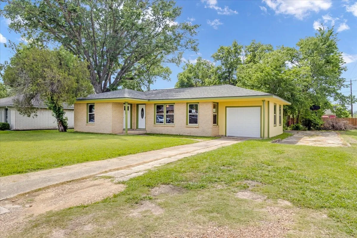 Single Family Residence For Sale in Fannin County , 200 Victory Street, Bonham, Texas 75418, 3 Bedroom, 1 Bathroom, 1 Garage spaces, 1,056 Sqft, built in 1950, mls#21244599, Real Estate Agent in Bonham, Homes For Sale in Fannin county, Homes For Sale in Bonham, Realtor in Bonham Texas, Real Estate Brokerage Independent Realty Texas, Luminita Cordes Realtor