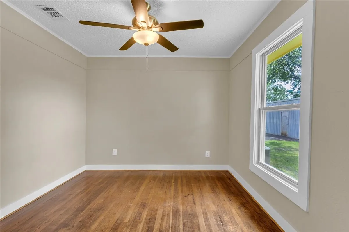 Single Family Residence For Sale in Fannin County , 200 Victory Street, Bonham, Texas 75418, 3 Bedroom, 1 Bathroom, 1 Garage spaces, 1,056 Sqft, built in 1950, mls#21244599, Real Estate Agent in Bonham, Homes For Sale in Fannin county, Homes For Sale in Bonham, Realtor in Bonham Texas, Real Estate Brokerage Independent Realty Texas, Luminita Cordes Realtor