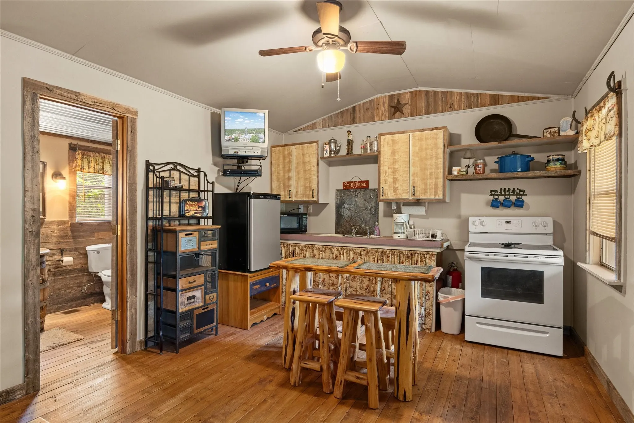 Farm For Sale in Erath County , 31577 N US Highway 281, Lipan, Texas 76462, 3 Bedroom, 2 Bathroom, Garage spaces, 2,078 Sqft, built in 1999, Preowned, mls#21244347, Real Estate Agent in Lipan, Homes For Sale in Erath county, Homes For Sale in Lipan, Realtor in Lipan Texas, Real Estate Brokerage Independent Realty Texas, Luminita Cordes Realtor