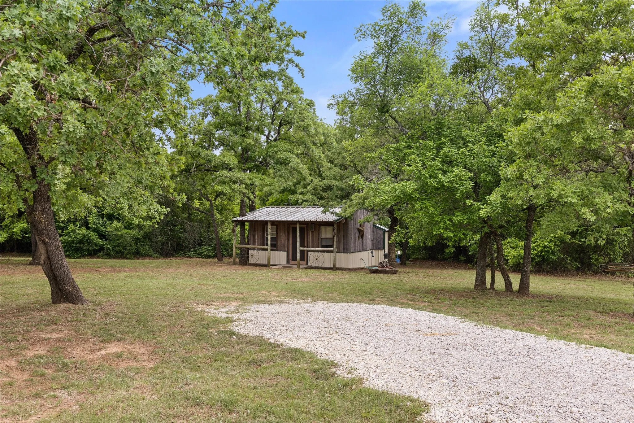 Farm For Sale in Erath County , 31577 N US Highway 281, Lipan, Texas 76462, 3 Bedroom, 2 Bathroom, Garage spaces, 2,078 Sqft, built in 1999, Preowned, mls#21244347, Real Estate Agent in Lipan, Homes For Sale in Erath county, Homes For Sale in Lipan, Realtor in Lipan Texas, Real Estate Brokerage Independent Realty Texas, Luminita Cordes Realtor