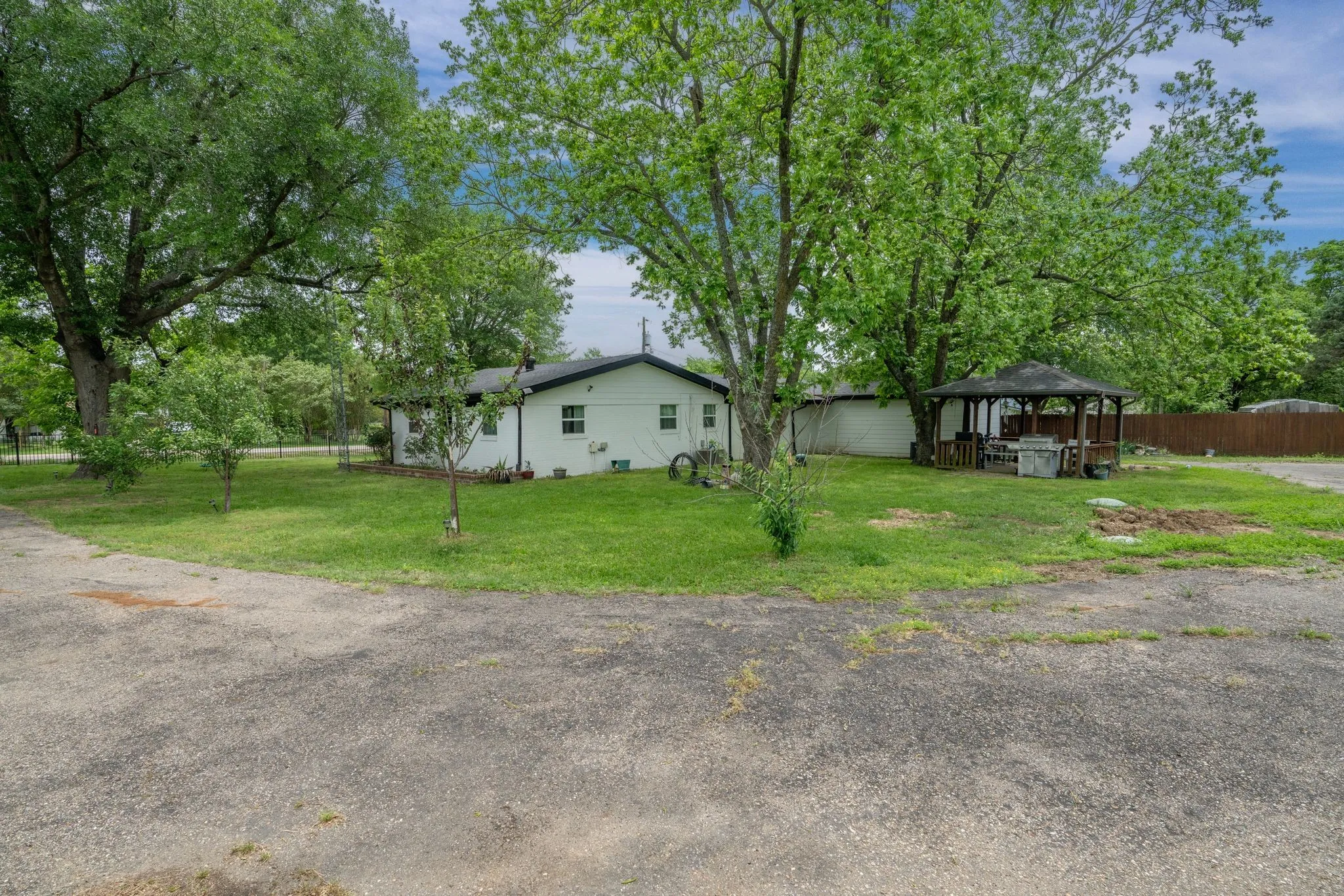 Single Family Residence For Sale in Hopkins County , 965 Farm Road 900 N, Saltillo, Texas 75478, 3 Bedroom, 3 Bathroom, Garage spaces, 1,798 Sqft, built in 1965, mls#21244485, Real Estate Agent in Saltillo, Homes For Sale in Hopkins county, Homes For Sale in Saltillo, Realtor in Saltillo Texas, Real Estate Brokerage Independent Realty Texas, Luminita Cordes Realtor