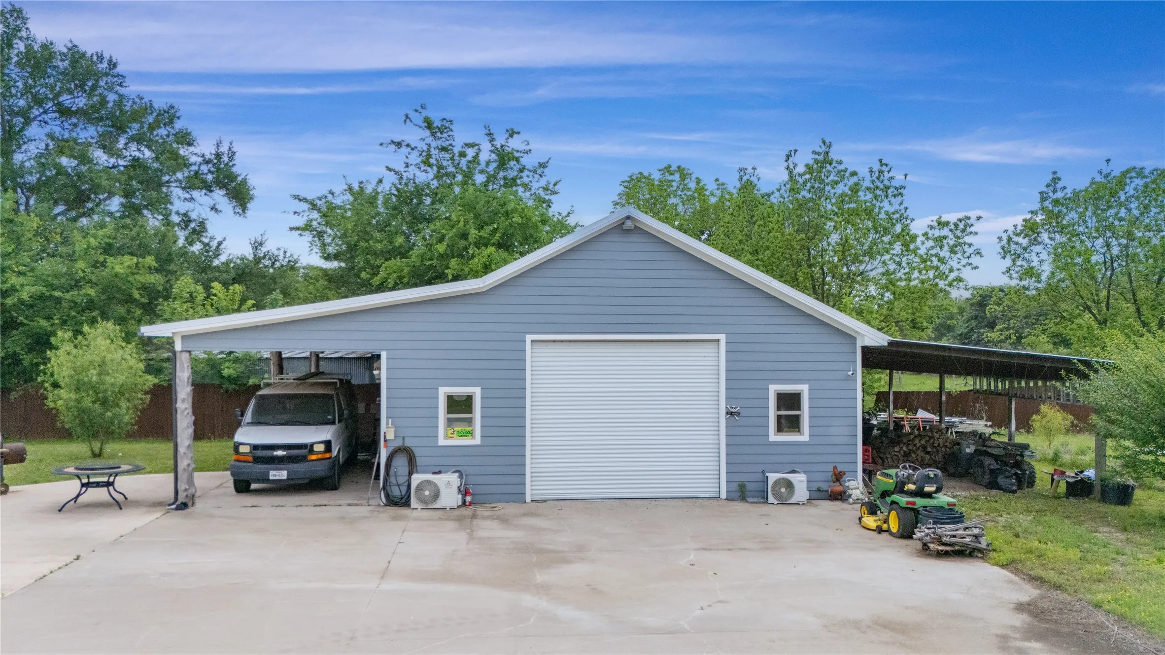 Single Family Residence For Sale in Hopkins County , 965 Farm Road 900 N, Saltillo, Texas 75478, 3 Bedroom, 3 Bathroom, Garage spaces, 1,798 Sqft, built in 1965, mls#21244485, Real Estate Agent in Saltillo, Homes For Sale in Hopkins county, Homes For Sale in Saltillo, Realtor in Saltillo Texas, Real Estate Brokerage Independent Realty Texas, Luminita Cordes Realtor