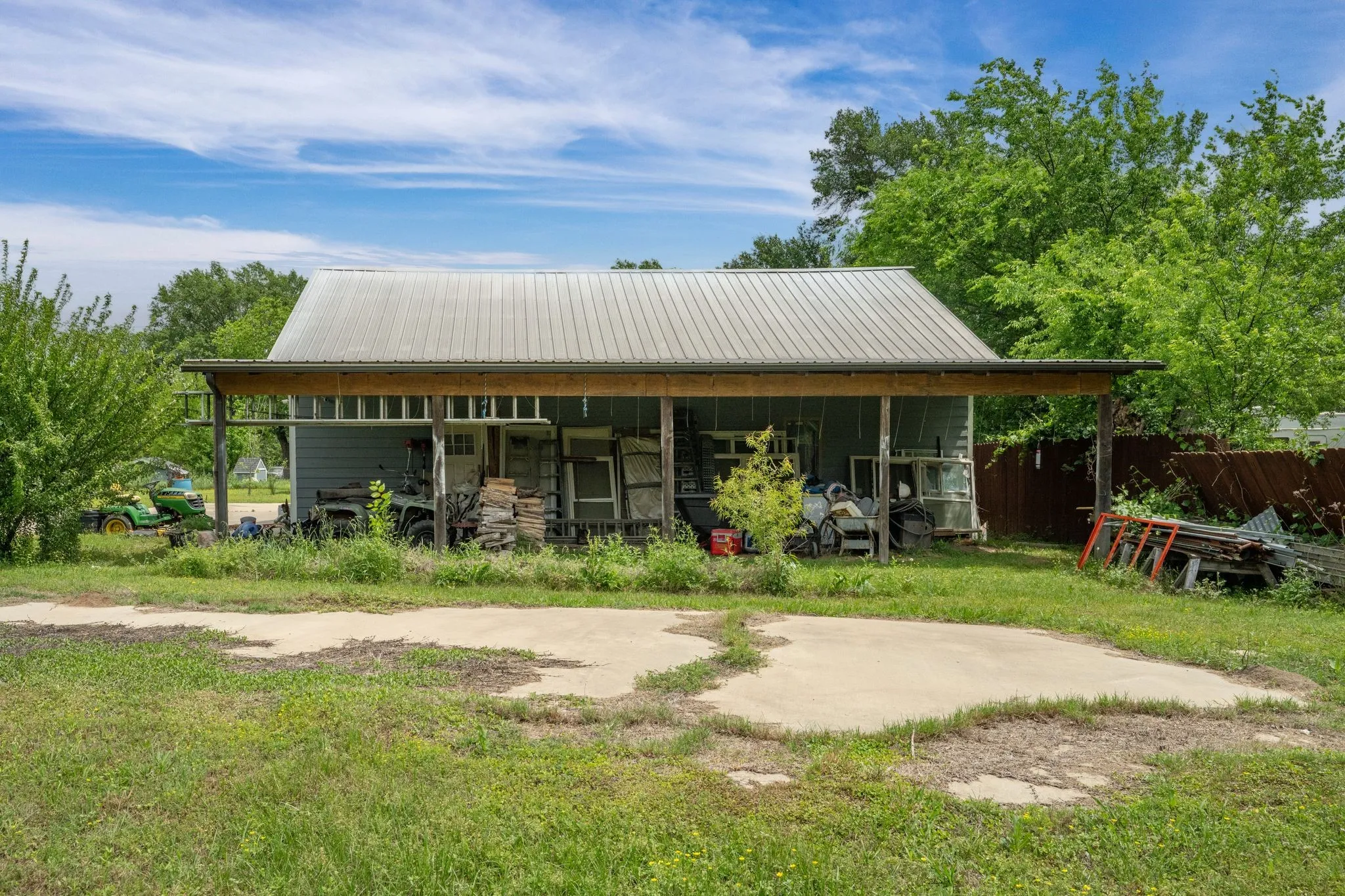 Single Family Residence For Sale in Hopkins County , 965 Farm Road 900 N, Saltillo, Texas 75478, 3 Bedroom, 3 Bathroom, Garage spaces, 1,798 Sqft, built in 1965, mls#21244485, Real Estate Agent in Saltillo, Homes For Sale in Hopkins county, Homes For Sale in Saltillo, Realtor in Saltillo Texas, Real Estate Brokerage Independent Realty Texas, Luminita Cordes Realtor