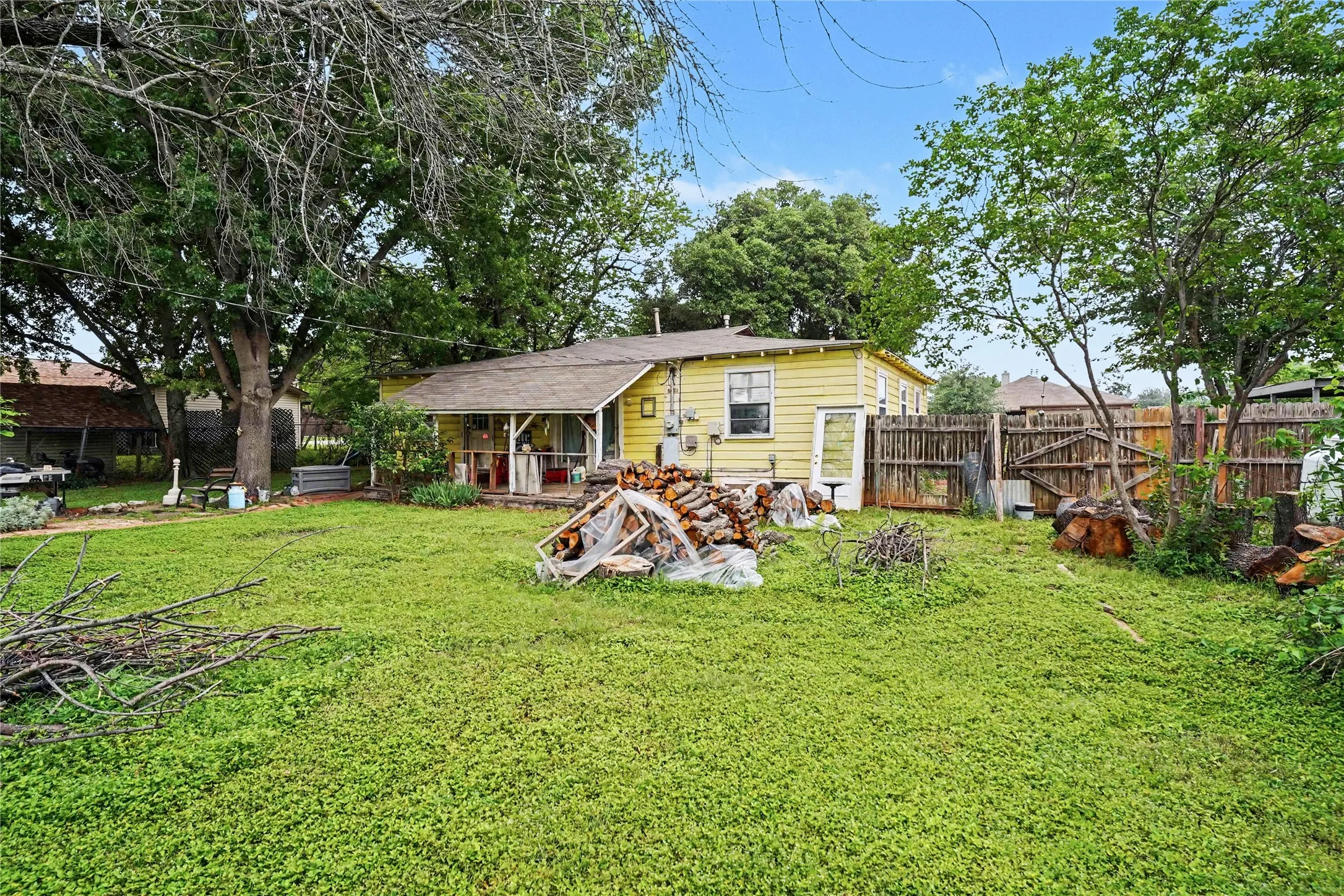 Single Family Residence For Sale in Tarrant County , 5700 Kennedy Street, Watauga, Texas 76148, 3 Bedroom, 1 Bathroom, Garage spaces, 1,320 Sqft, built in 1960, Preowned, mls#21244689, Real Estate Agent in Watauga, Homes For Sale in Tarrant county, Homes For Sale in Watauga, Realtor in Watauga Texas, Real Estate Brokerage Independent Realty Texas, Luminita Cordes Realtor