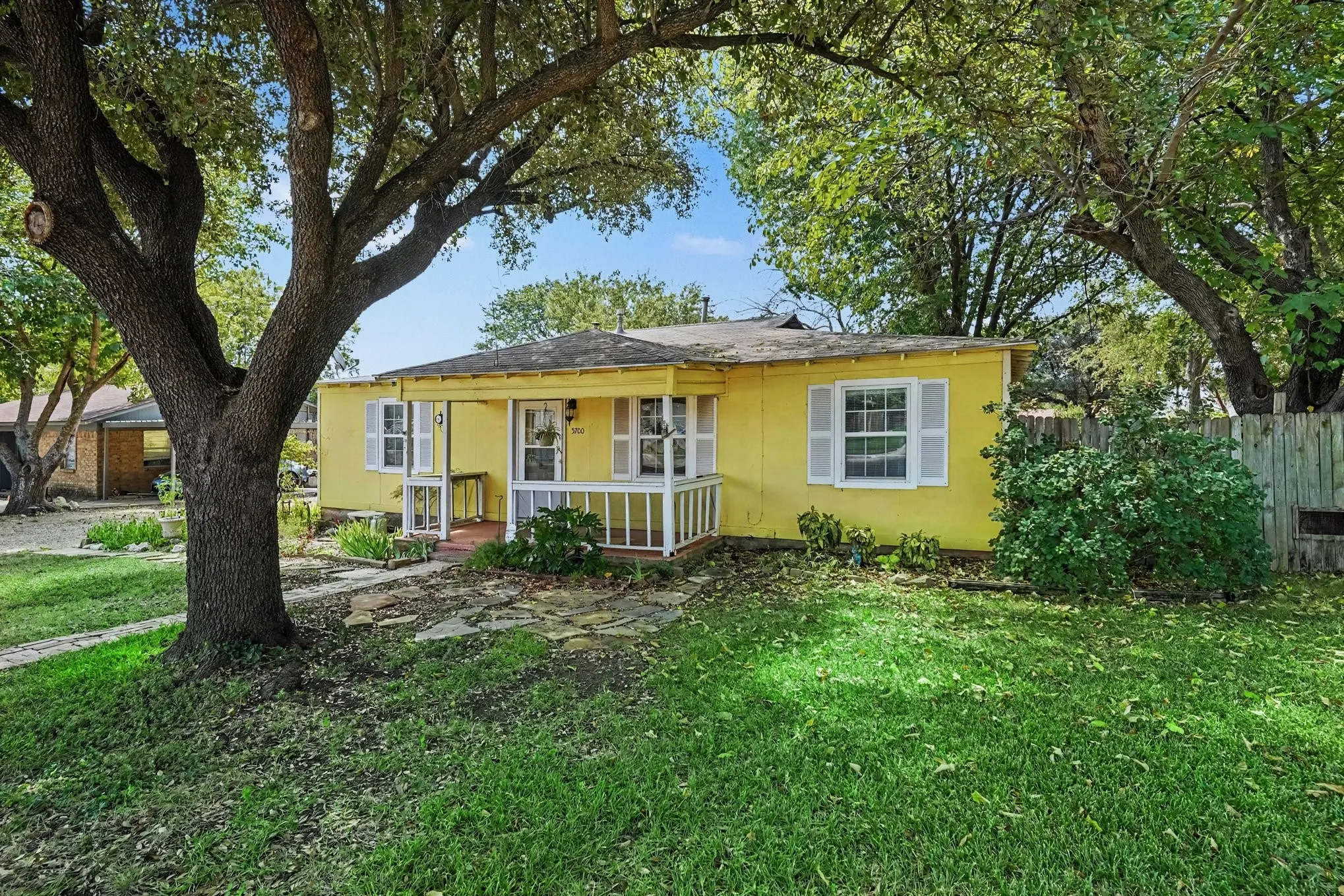 Single Family Residence For Sale in Tarrant County , 5700 Kennedy Street, Watauga, Texas 76148, 3 Bedroom, 1 Bathroom, Garage spaces, 1,320 Sqft, built in 1960, Preowned, mls#21244689, Real Estate Agent in Watauga, Homes For Sale in Tarrant county, Homes For Sale in Watauga, Realtor in Watauga Texas, Real Estate Brokerage Independent Realty Texas, Luminita Cordes Realtor