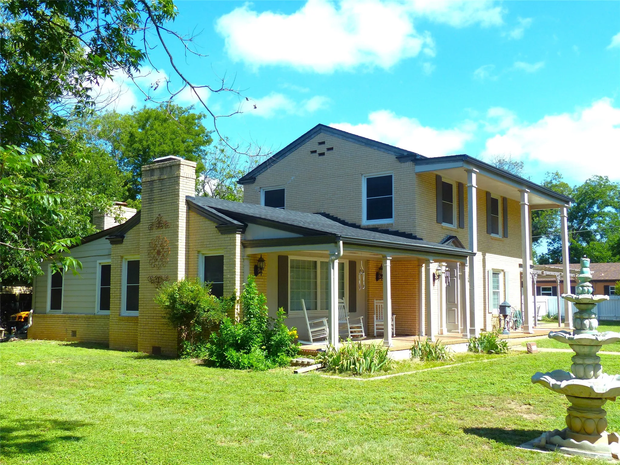 Single Family Residence For Sale in Mc Culloch County , 1408 S China, Brady, Texas 76825, 4 Bedroom, 4 Bathroom, 2 Garage spaces, 3,157 Sqft, built in 1942, mls#21244691, Real Estate Agent in Brady, Homes For Sale in Mc Culloch county, Homes For Sale in Brady, Realtor in Brady Texas, Real Estate Brokerage Independent Realty Texas, Luminita Cordes Realtor