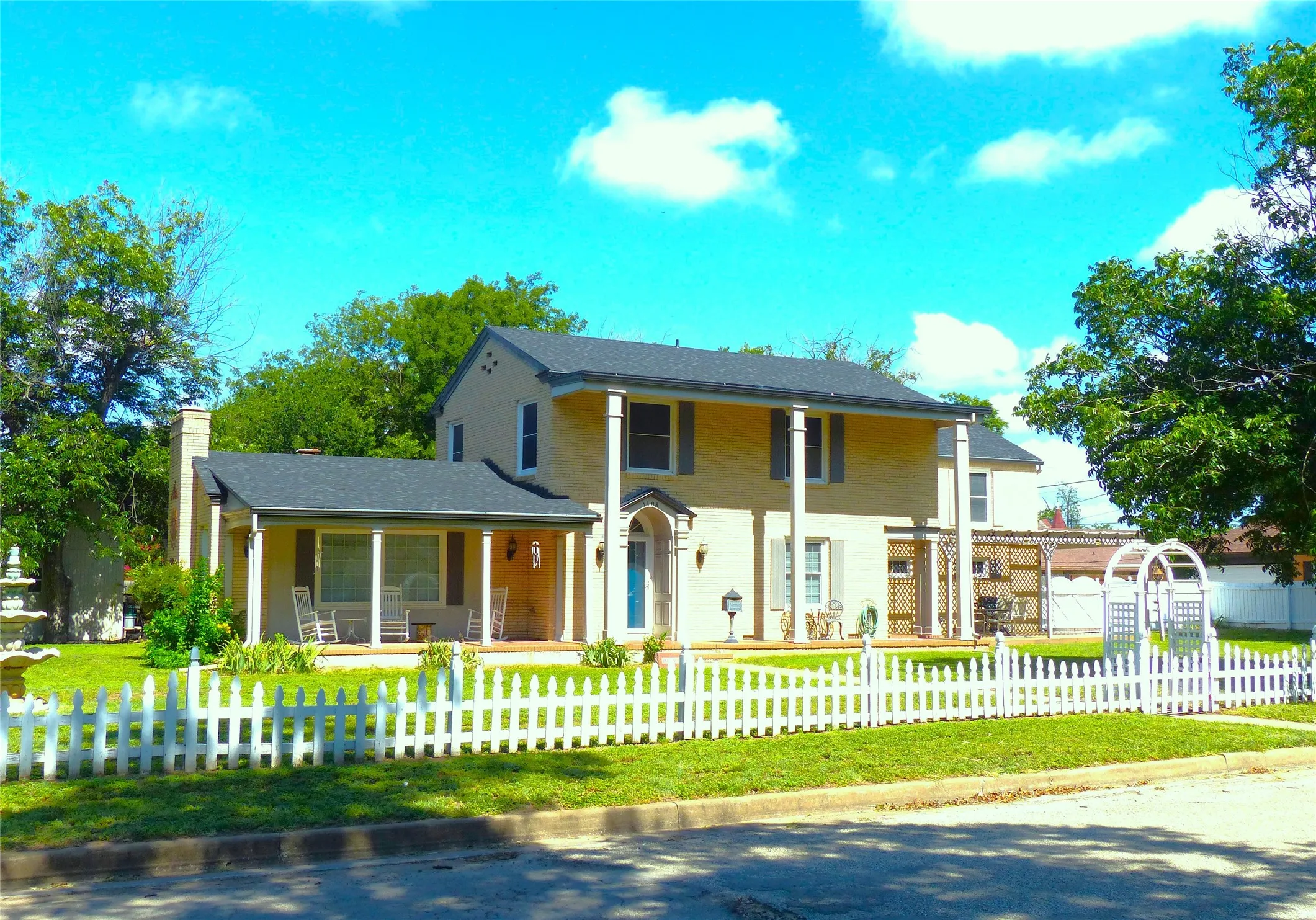 Single Family Residence For Sale in Mc Culloch County , 1408 S China, Brady, Texas 76825, 4 Bedroom, 4 Bathroom, 2 Garage spaces, 3,157 Sqft, built in 1942, mls#21244691, Real Estate Agent in Brady, Homes For Sale in Mc Culloch county, Homes For Sale in Brady, Realtor in Brady Texas, Real Estate Brokerage Independent Realty Texas, Luminita Cordes Realtor