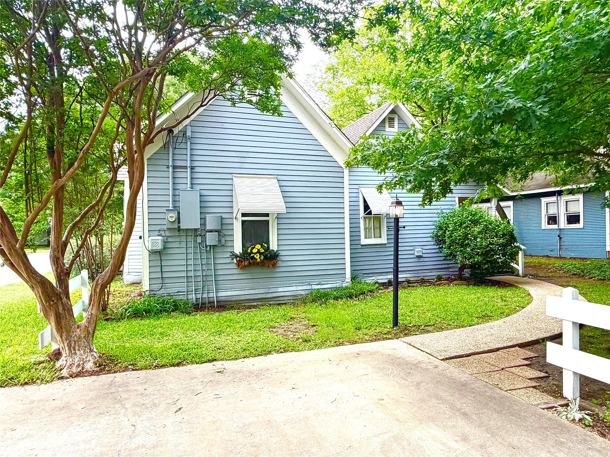 Single Family Residence For Sale in Denton County , 725 Bolivar Street, Denton, Texas 76201, 2 Bedroom, 1 Bathroom, Garage spaces, 1,176 Sqft, built in 1879, mls#21244575, Real Estate Agent in Denton, Homes For Sale in Denton county, Homes For Sale in Denton, Realtor in Denton Texas, Real Estate Brokerage Independent Realty Texas, Luminita Cordes Realtor