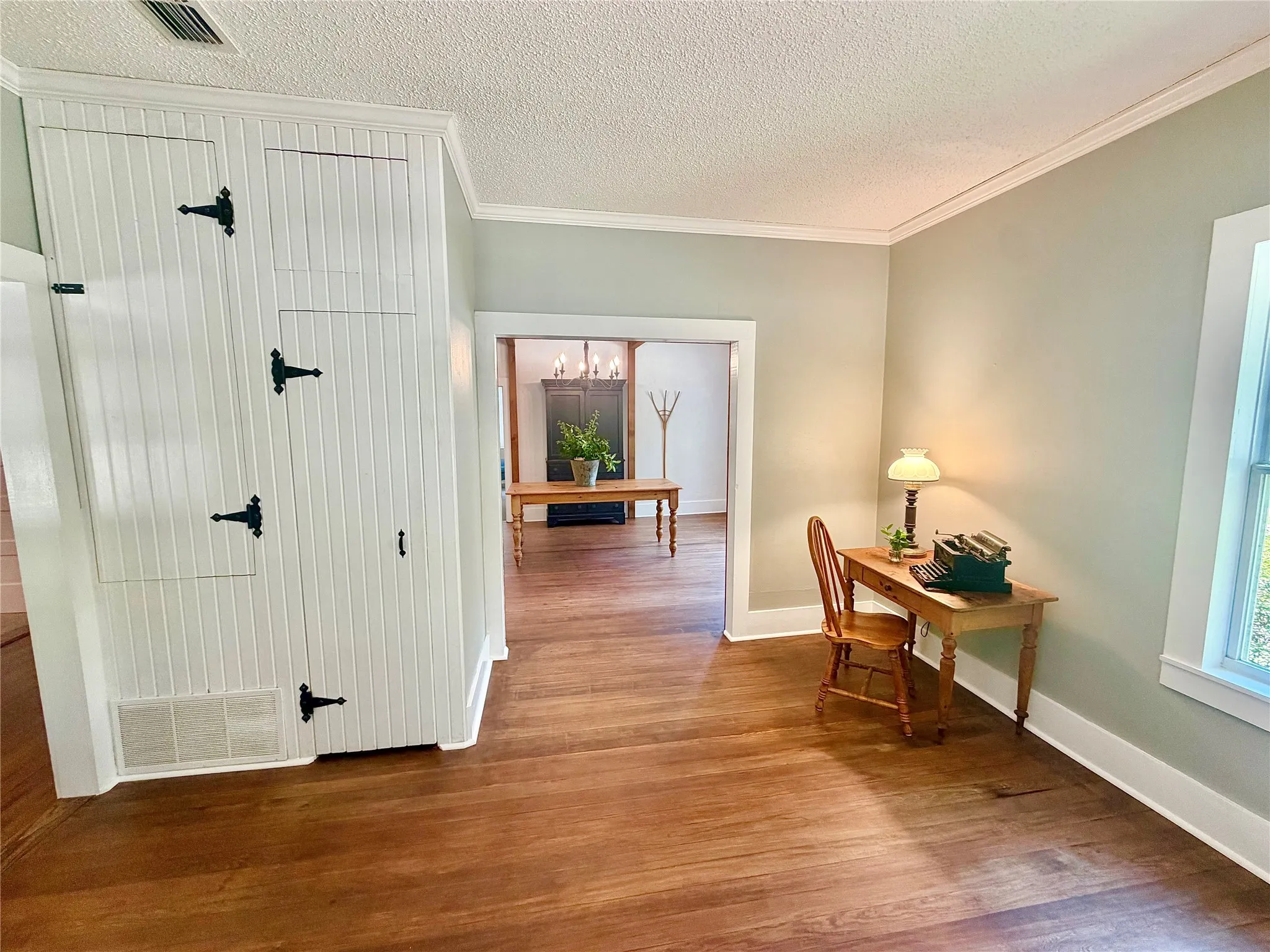 Single Family Residence For Sale in Denton County , 725 Bolivar Street, Denton, Texas 76201, 2 Bedroom, 1 Bathroom, Garage spaces, 1,176 Sqft, built in 1879, mls#21244575, Real Estate Agent in Denton, Homes For Sale in Denton county, Homes For Sale in Denton, Realtor in Denton Texas, Real Estate Brokerage Independent Realty Texas, Luminita Cordes Realtor