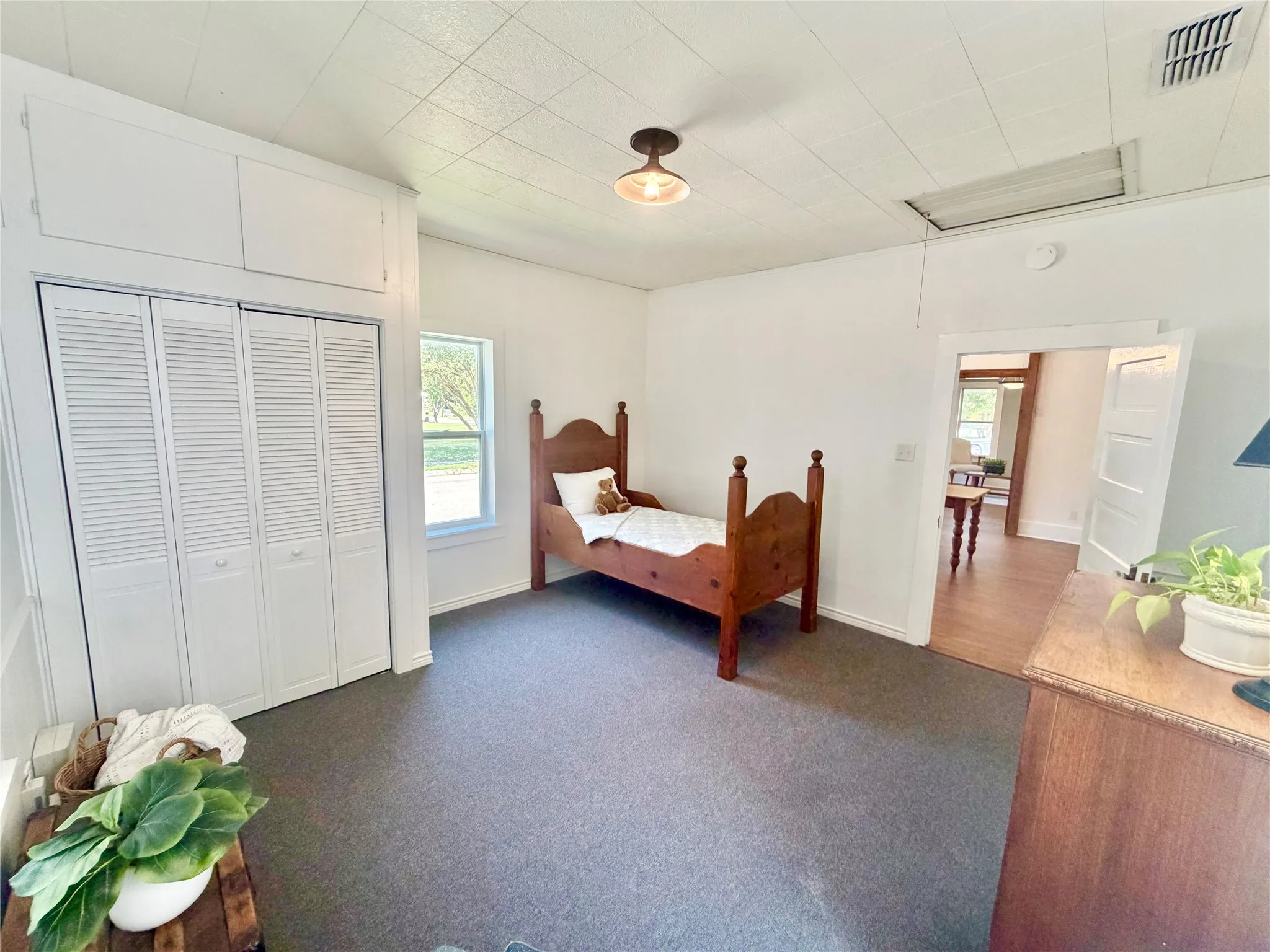 Single Family Residence For Sale in Denton County , 725 Bolivar Street, Denton, Texas 76201, 2 Bedroom, 1 Bathroom, Garage spaces, 1,176 Sqft, built in 1879, mls#21244575, Real Estate Agent in Denton, Homes For Sale in Denton county, Homes For Sale in Denton, Realtor in Denton Texas, Real Estate Brokerage Independent Realty Texas, Luminita Cordes Realtor
