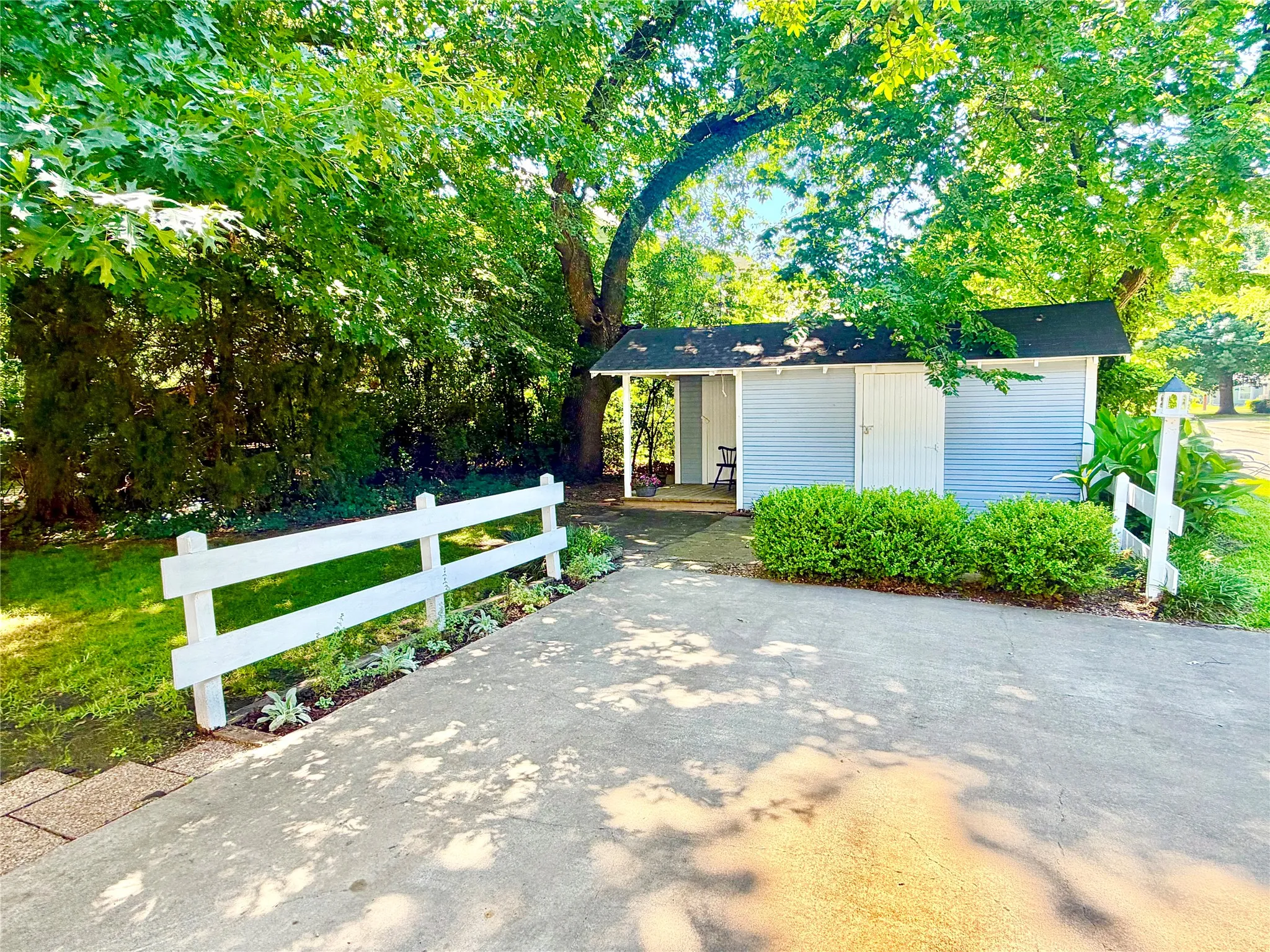 Single Family Residence For Sale in Denton County , 725 Bolivar Street, Denton, Texas 76201, 2 Bedroom, 1 Bathroom, Garage spaces, 1,176 Sqft, built in 1879, mls#21244575, Real Estate Agent in Denton, Homes For Sale in Denton county, Homes For Sale in Denton, Realtor in Denton Texas, Real Estate Brokerage Independent Realty Texas, Luminita Cordes Realtor