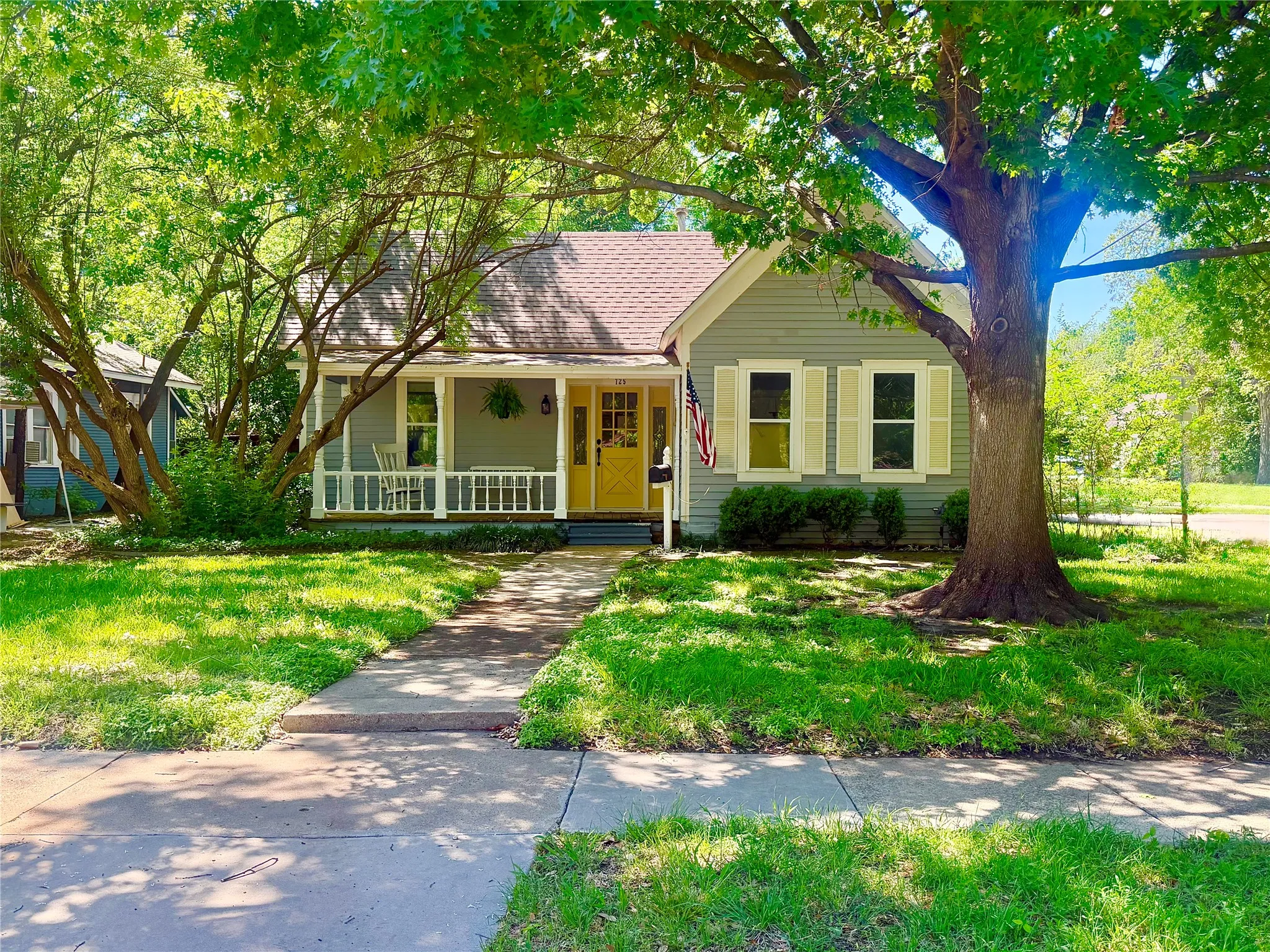 Single Family Residence For Sale in Denton County , 725 Bolivar Street, Denton, Texas 76201, 2 Bedroom, 1 Bathroom, Garage spaces, 1,176 Sqft, built in 1879, mls#21244575, Real Estate Agent in Denton, Homes For Sale in Denton county, Homes For Sale in Denton, Realtor in Denton Texas, Real Estate Brokerage Independent Realty Texas, Luminita Cordes Realtor