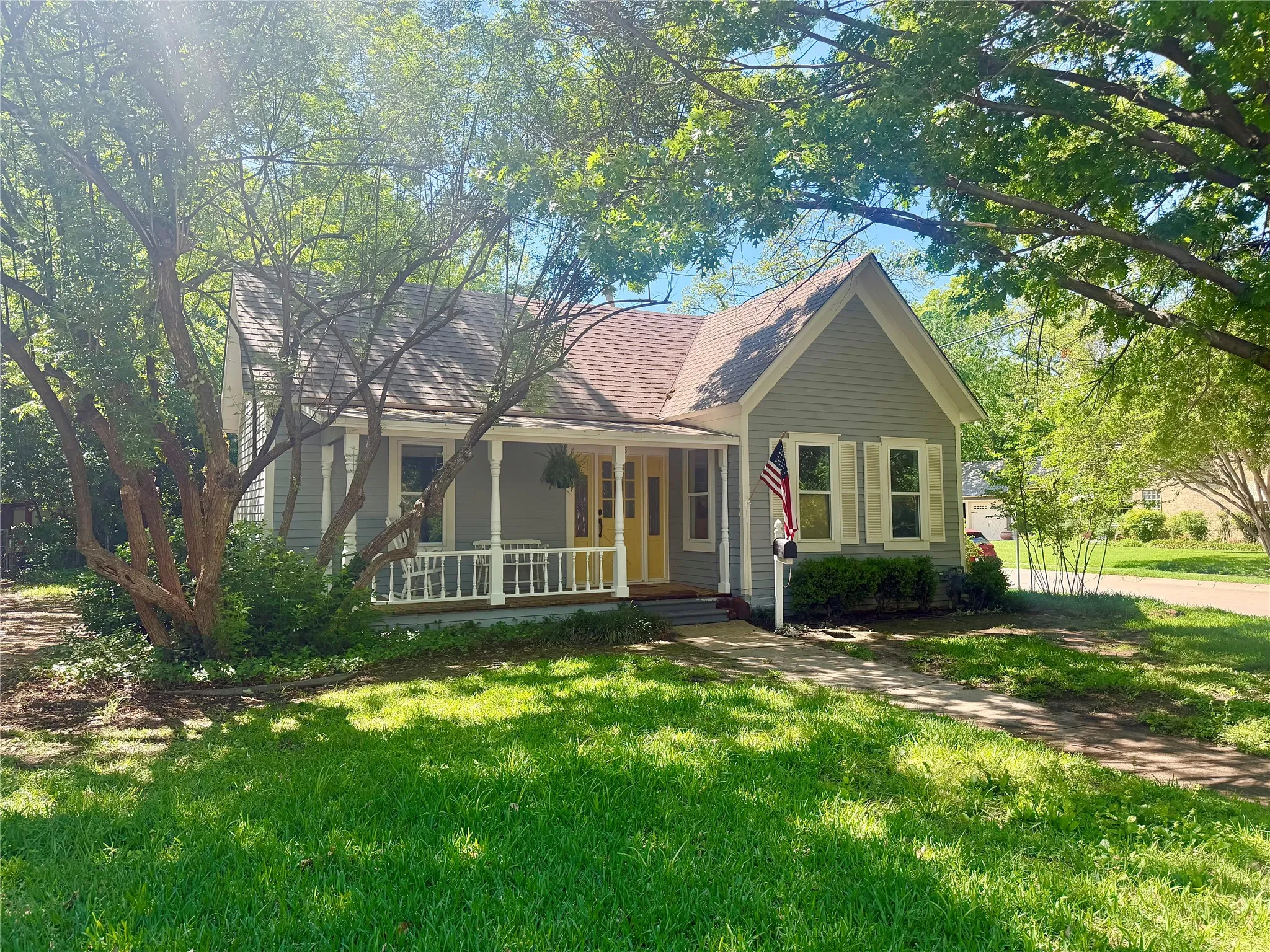 Single Family Residence For Sale in Denton County , 725 Bolivar Street, Denton, Texas 76201, 2 Bedroom, 1 Bathroom, Garage spaces, 1,176 Sqft, built in 1879, mls#21244575, Real Estate Agent in Denton, Homes For Sale in Denton county, Homes For Sale in Denton, Realtor in Denton Texas, Real Estate Brokerage Independent Realty Texas, Luminita Cordes Realtor