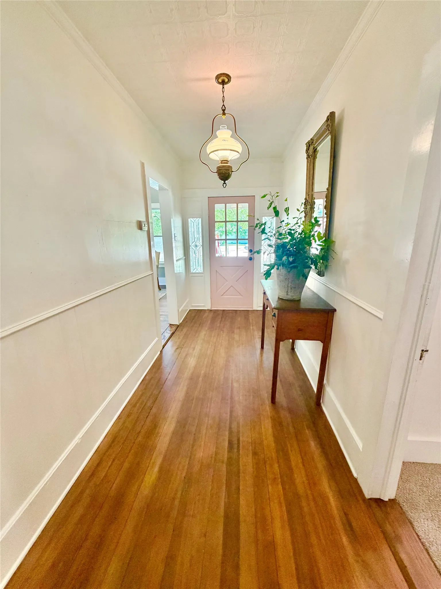 Single Family Residence For Sale in Denton County , 725 Bolivar Street, Denton, Texas 76201, 2 Bedroom, 1 Bathroom, Garage spaces, 1,176 Sqft, built in 1879, mls#21244575, Real Estate Agent in Denton, Homes For Sale in Denton county, Homes For Sale in Denton, Realtor in Denton Texas, Real Estate Brokerage Independent Realty Texas, Luminita Cordes Realtor