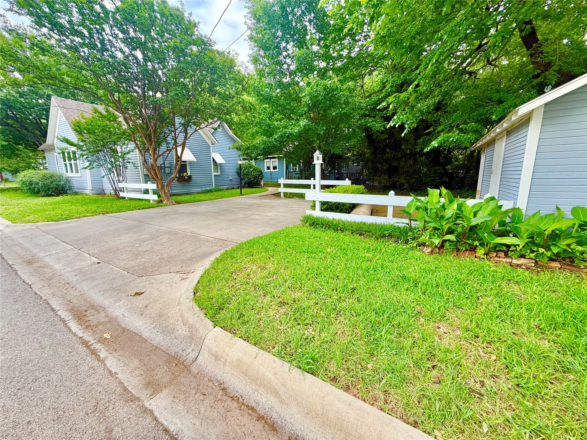Single Family Residence For Sale in Denton County , 725 Bolivar Street, Denton, Texas 76201, 2 Bedroom, 1 Bathroom, Garage spaces, 1,176 Sqft, built in 1879, mls#21244575, Real Estate Agent in Denton, Homes For Sale in Denton county, Homes For Sale in Denton, Realtor in Denton Texas, Real Estate Brokerage Independent Realty Texas, Luminita Cordes Realtor