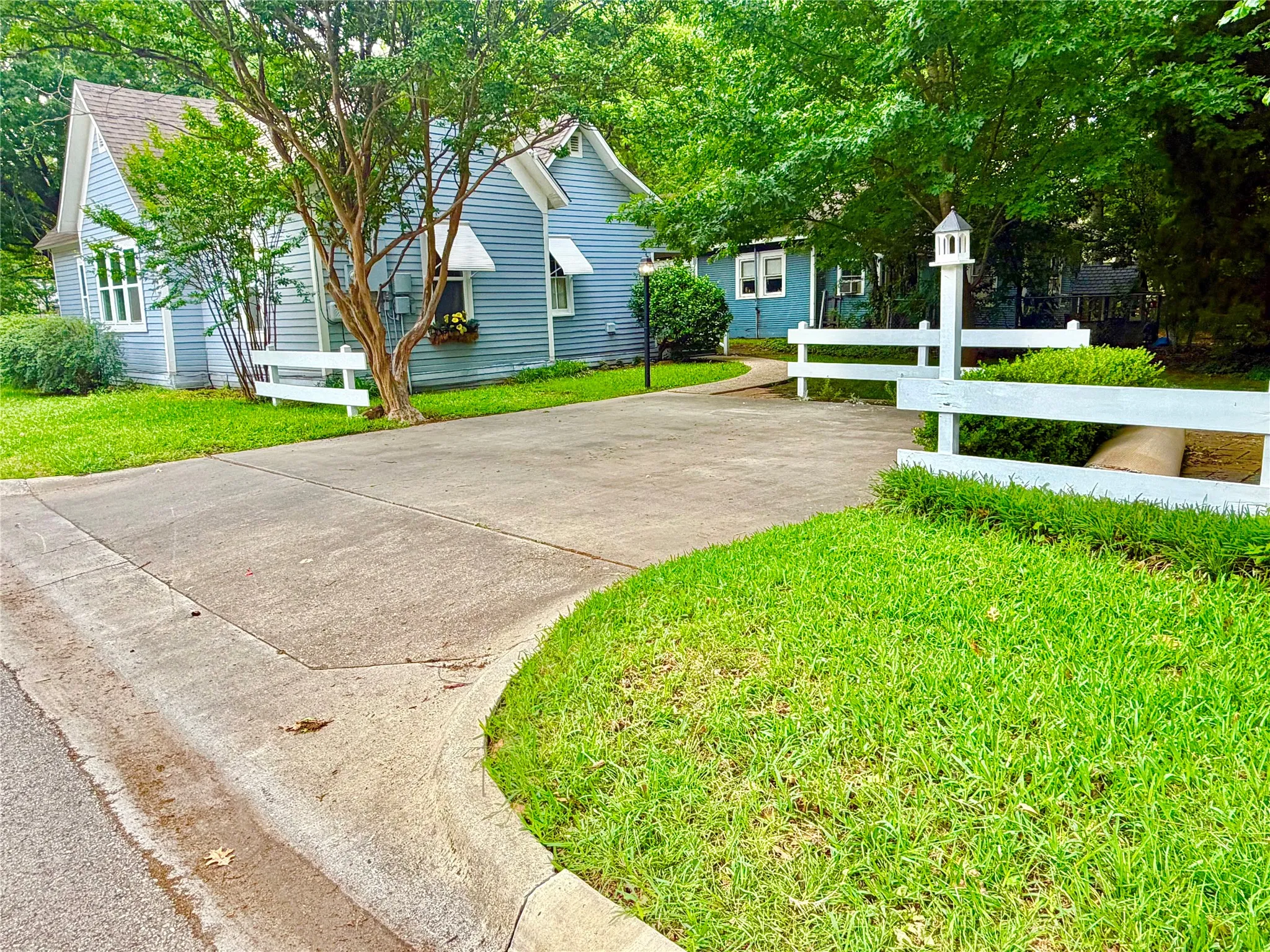 Single Family Residence For Sale in Denton County , 725 Bolivar Street, Denton, Texas 76201, 2 Bedroom, 1 Bathroom, Garage spaces, 1,176 Sqft, built in 1879, mls#21244575, Real Estate Agent in Denton, Homes For Sale in Denton county, Homes For Sale in Denton, Realtor in Denton Texas, Real Estate Brokerage Independent Realty Texas, Luminita Cordes Realtor