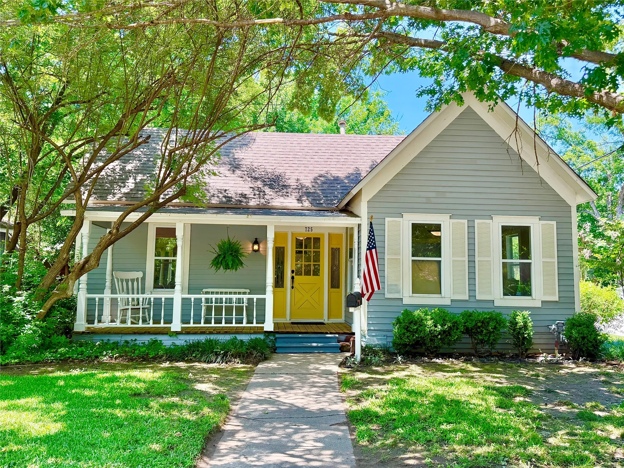 Single Family Residence For Sale in Denton County , 725 Bolivar Street, Denton, Texas 76201, 2 Bedroom, 1 Bathroom, Garage spaces, 1,176 Sqft, built in 1879, mls#21244575, Real Estate Agent in Denton, Homes For Sale in Denton county, Homes For Sale in Denton, Realtor in Denton Texas, Real Estate Brokerage Independent Realty Texas, Luminita Cordes Realtor