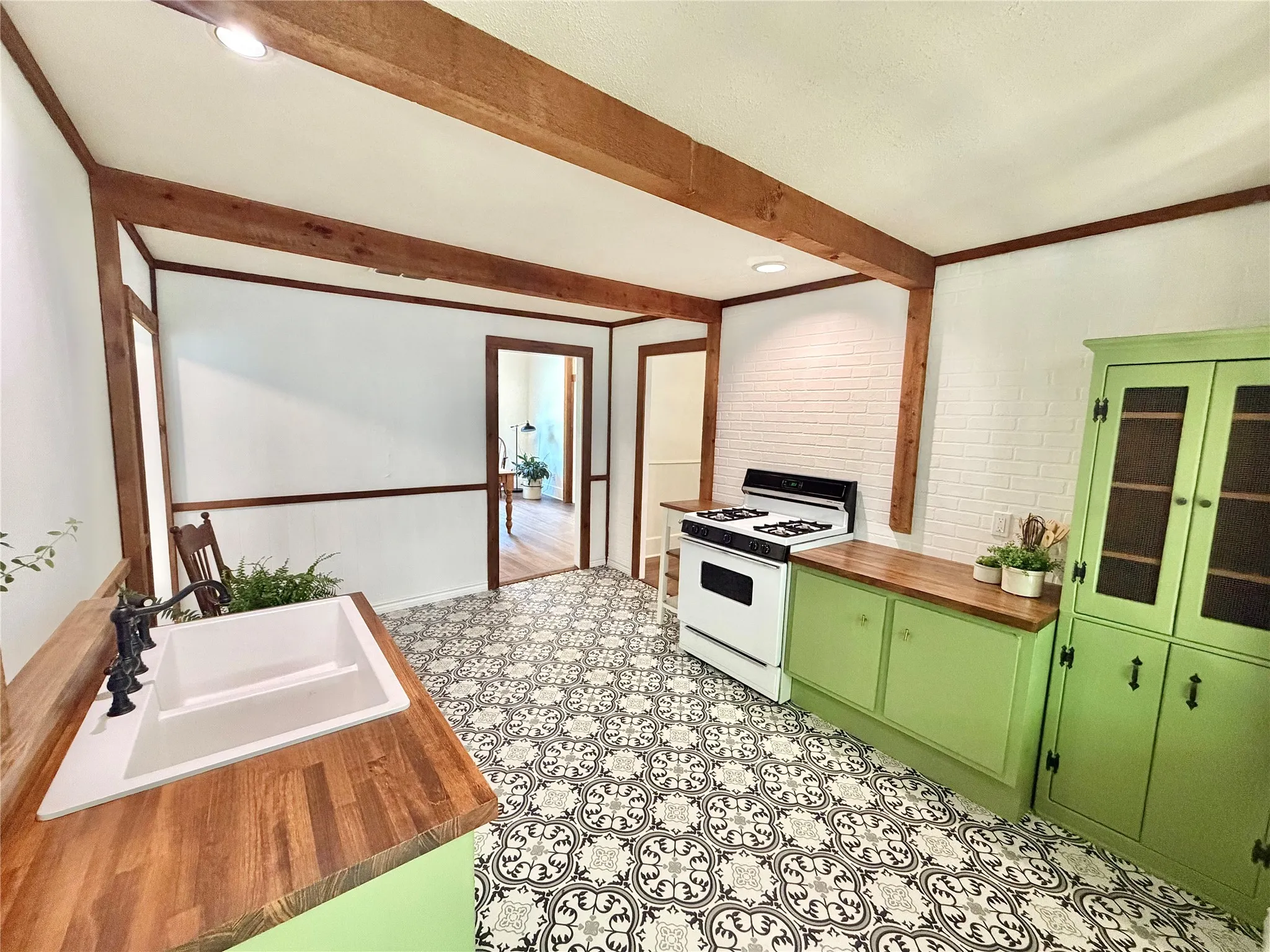 Single Family Residence For Sale in Denton County , 725 Bolivar Street, Denton, Texas 76201, 2 Bedroom, 1 Bathroom, Garage spaces, 1,176 Sqft, built in 1879, mls#21244575, Real Estate Agent in Denton, Homes For Sale in Denton county, Homes For Sale in Denton, Realtor in Denton Texas, Real Estate Brokerage Independent Realty Texas, Luminita Cordes Realtor