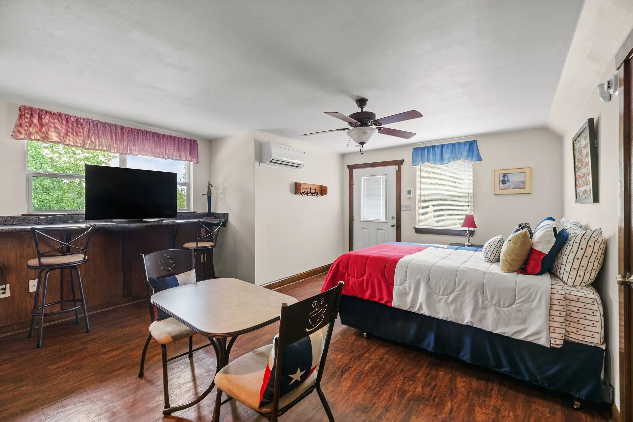 Single Family Residence For Sale in Navarro County , 205 Canal Street, Corsicana, Texas 75109, 5 Bedroom, 4 Bathroom, 2 Garage spaces, 3,011 Sqft, built in 2009, mls#21215803, Real Estate Agent in Corsicana, Homes For Sale in Navarro county, Homes For Sale in Corsicana, Realtor in Corsicana Texas, Real Estate Brokerage Independent Realty Texas, Luminita Cordes Realtor