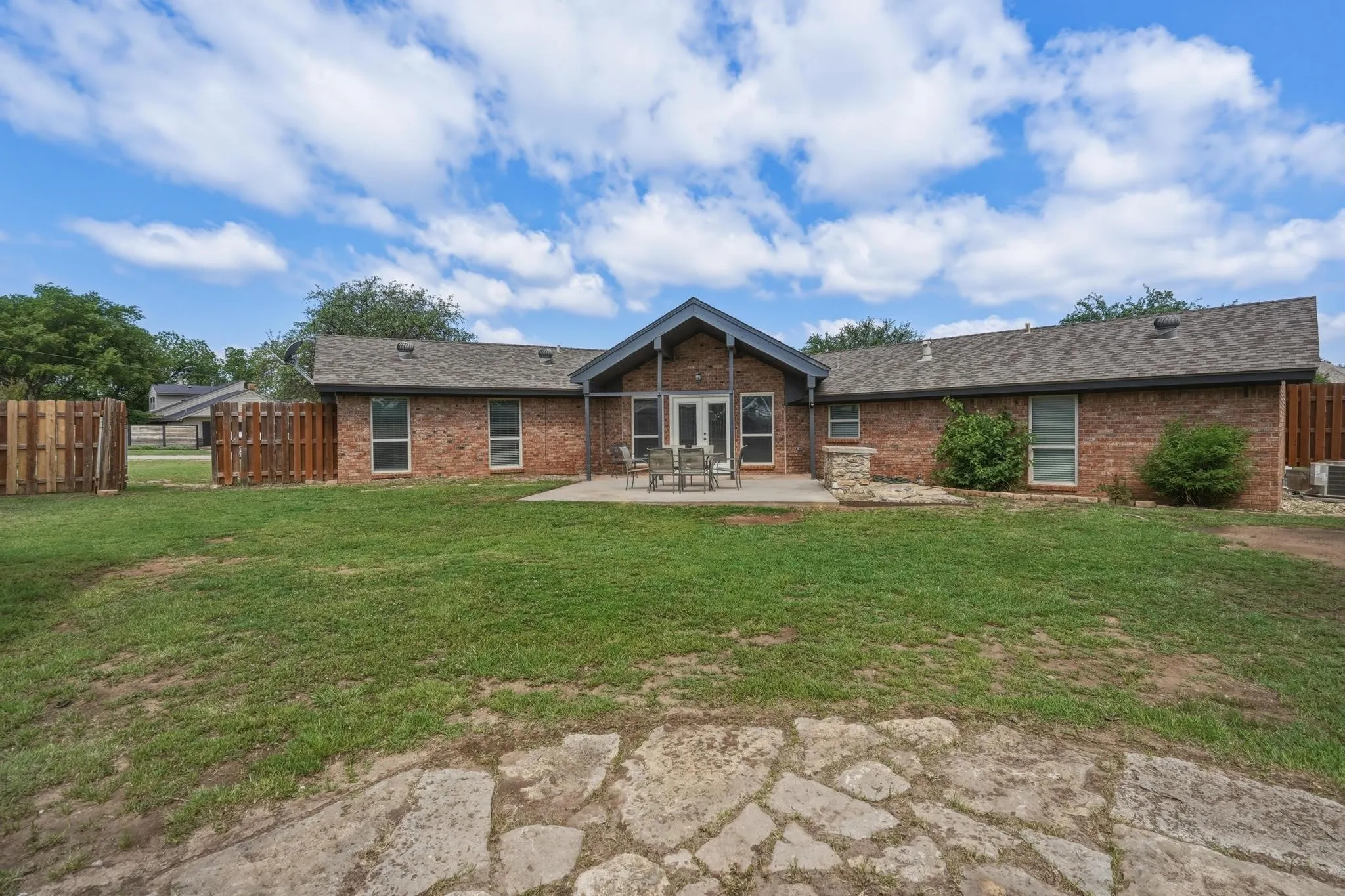 Single Family Residence For Sale in Taylor County , 1501 Edgewater Road, Abilene, Texas 79602, 3 Bedroom, 2 Bathroom, Garage spaces, 2,055 Sqft, built in 1981, mls#21244783, Real Estate Agent in Abilene, Homes For Sale in Taylor county, Homes For Sale in Abilene, Realtor in Abilene Texas, Real Estate Brokerage Independent Realty Texas, Luminita Cordes Realtor