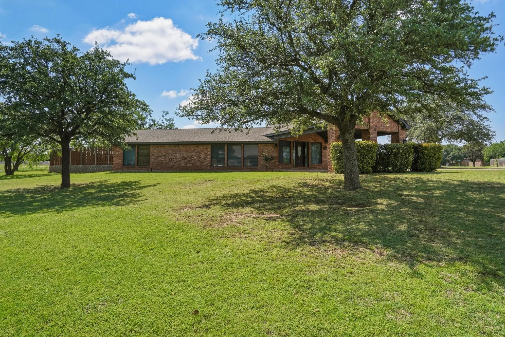 Single Family Residence For Sale in Taylor County , 1501 Edgewater Road, Abilene, Texas 79602, 3 Bedroom, 2 Bathroom, Garage spaces, 2,055 Sqft, built in 1981, mls#21244783, Real Estate Agent in Abilene, Homes For Sale in Taylor county, Homes For Sale in Abilene, Realtor in Abilene Texas, Real Estate Brokerage Independent Realty Texas, Luminita Cordes Realtor