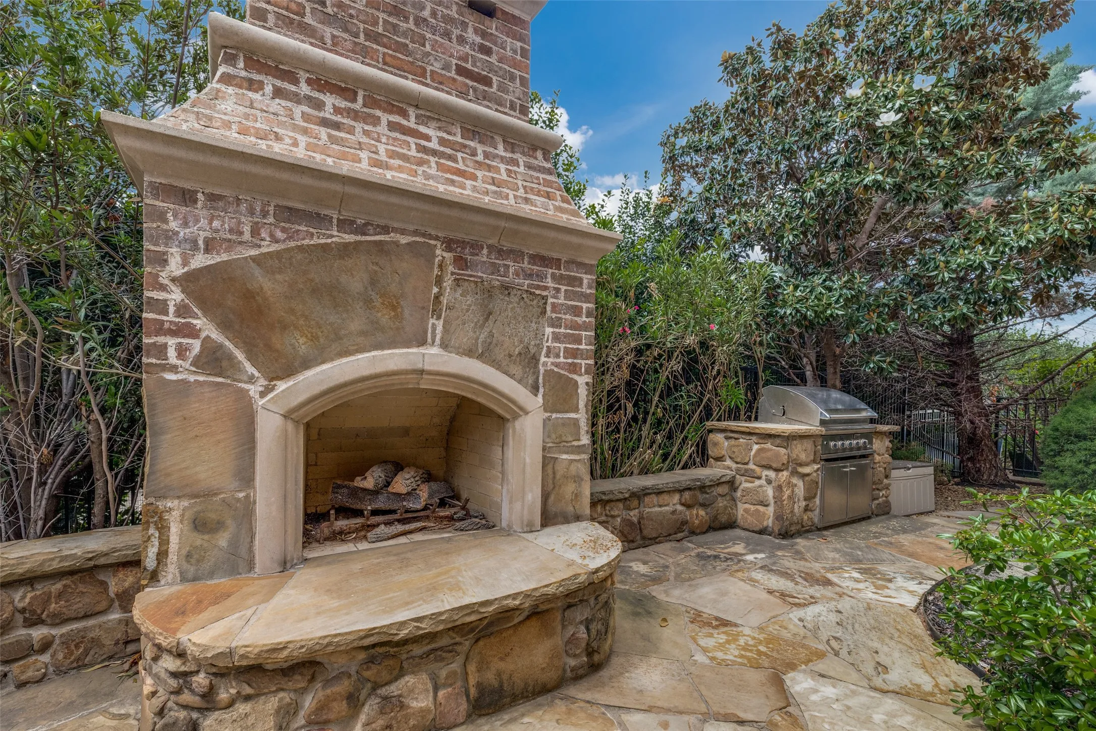 Outdoor fireplace