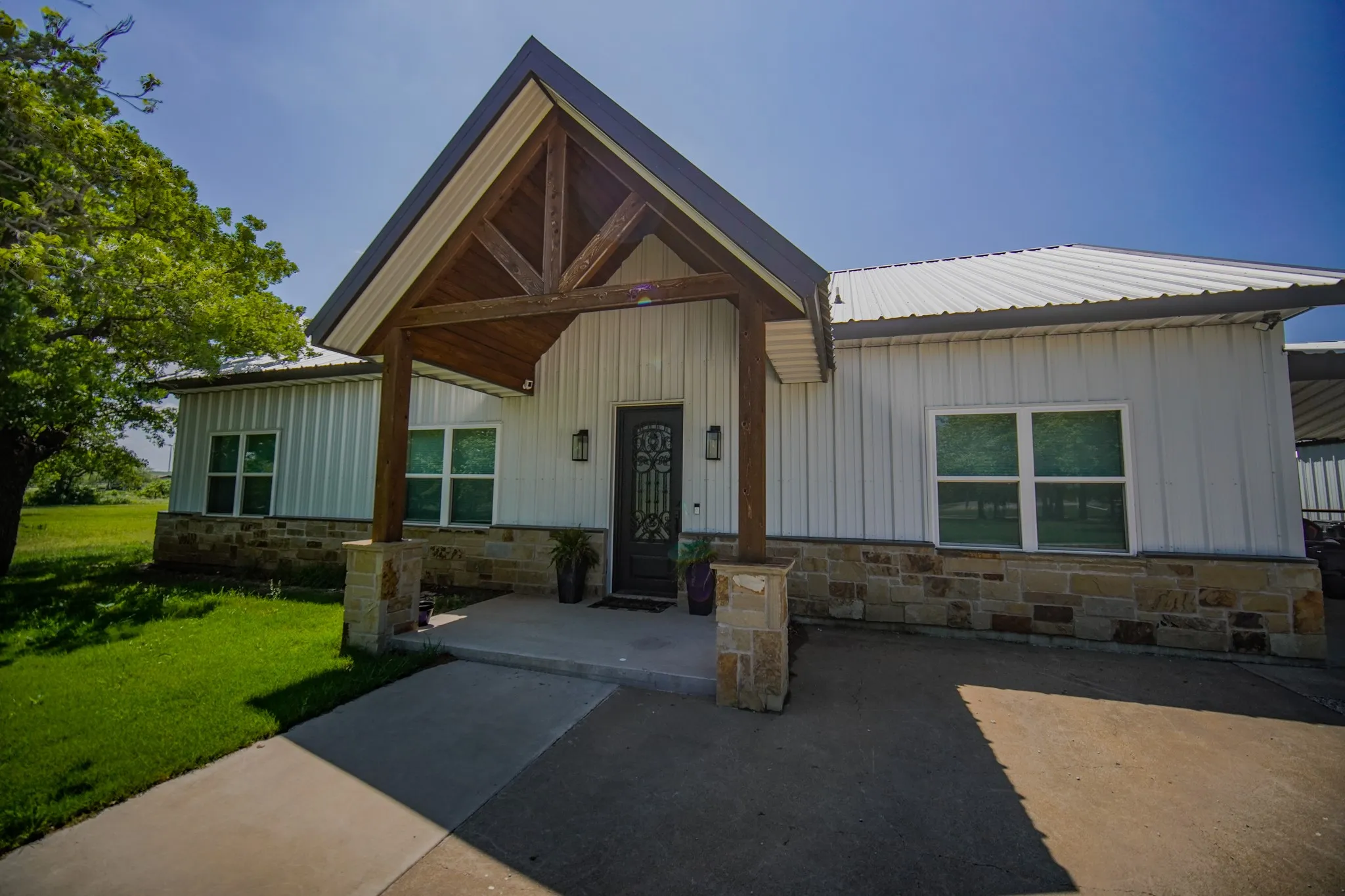 Single Family Residence For Sale in Jack County , 1201 Synterra Estates Loop, Jacksboro, Texas 76458, 3 Bedroom, 4 Bathroom, 2 Garage spaces, 2,494 Sqft, built in 2022, New Construction - Complete, mls#21243370, Real Estate Agent in Jacksboro, Homes For Sale in Jack county, Homes For Sale in Jacksboro, Realtor in Jacksboro Texas, Real Estate Brokerage Independent Realty Texas, Luminita Cordes Realtor