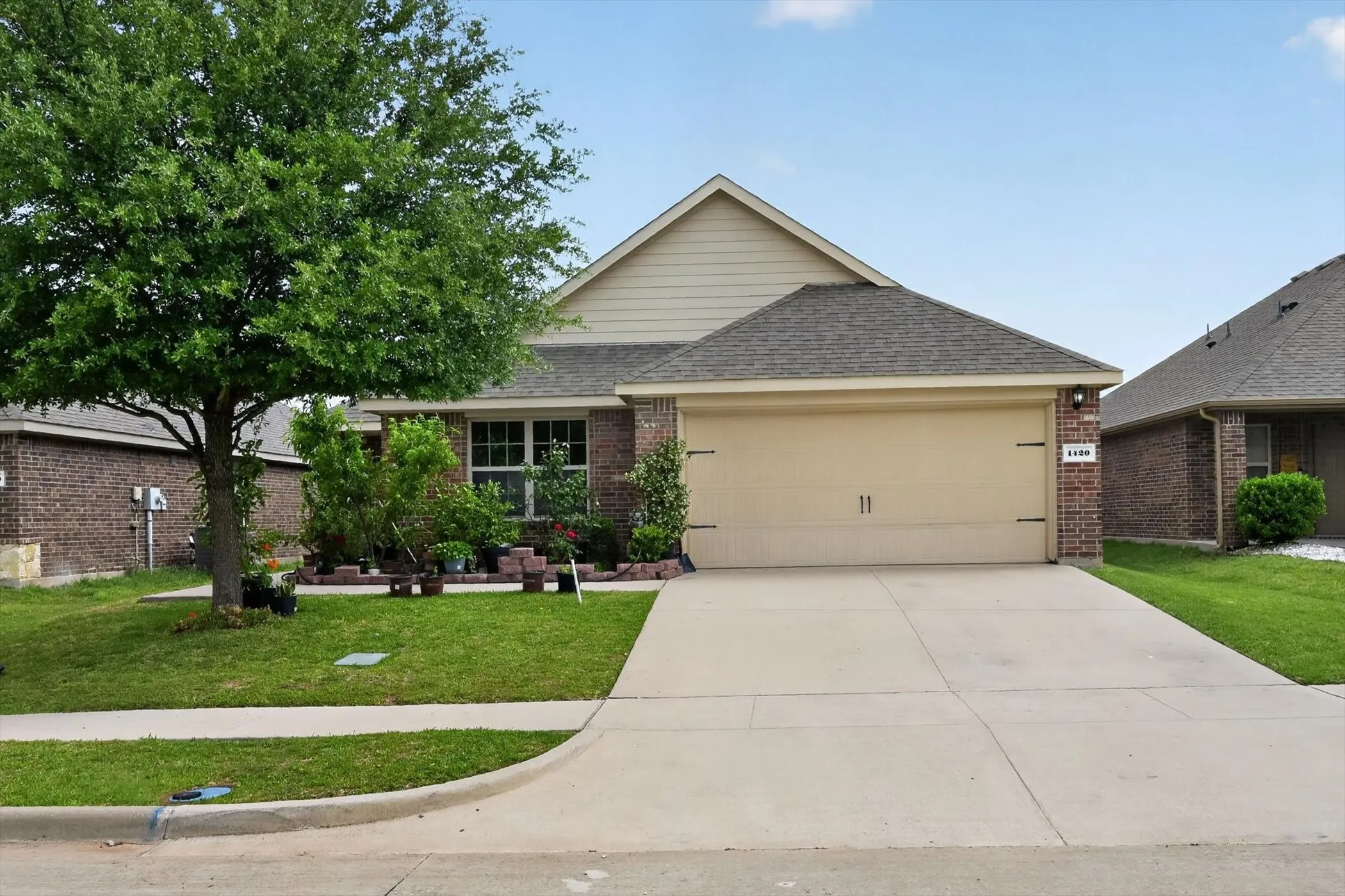 Single Family Residence For Sale in Kaufman County , 1420 Arabella Avenue, Forney, Texas 75126, 4 Bedroom, 2 Bathroom, 2 Garage spaces, 1,636 Sqft, built in 2016, mls#21243919, Real Estate Agent in Forney, Homes For Sale in Kaufman county, Homes For Sale in Forney, Realtor in Forney Texas, Real Estate Brokerage Independent Realty Texas, Luminita Cordes Realtor