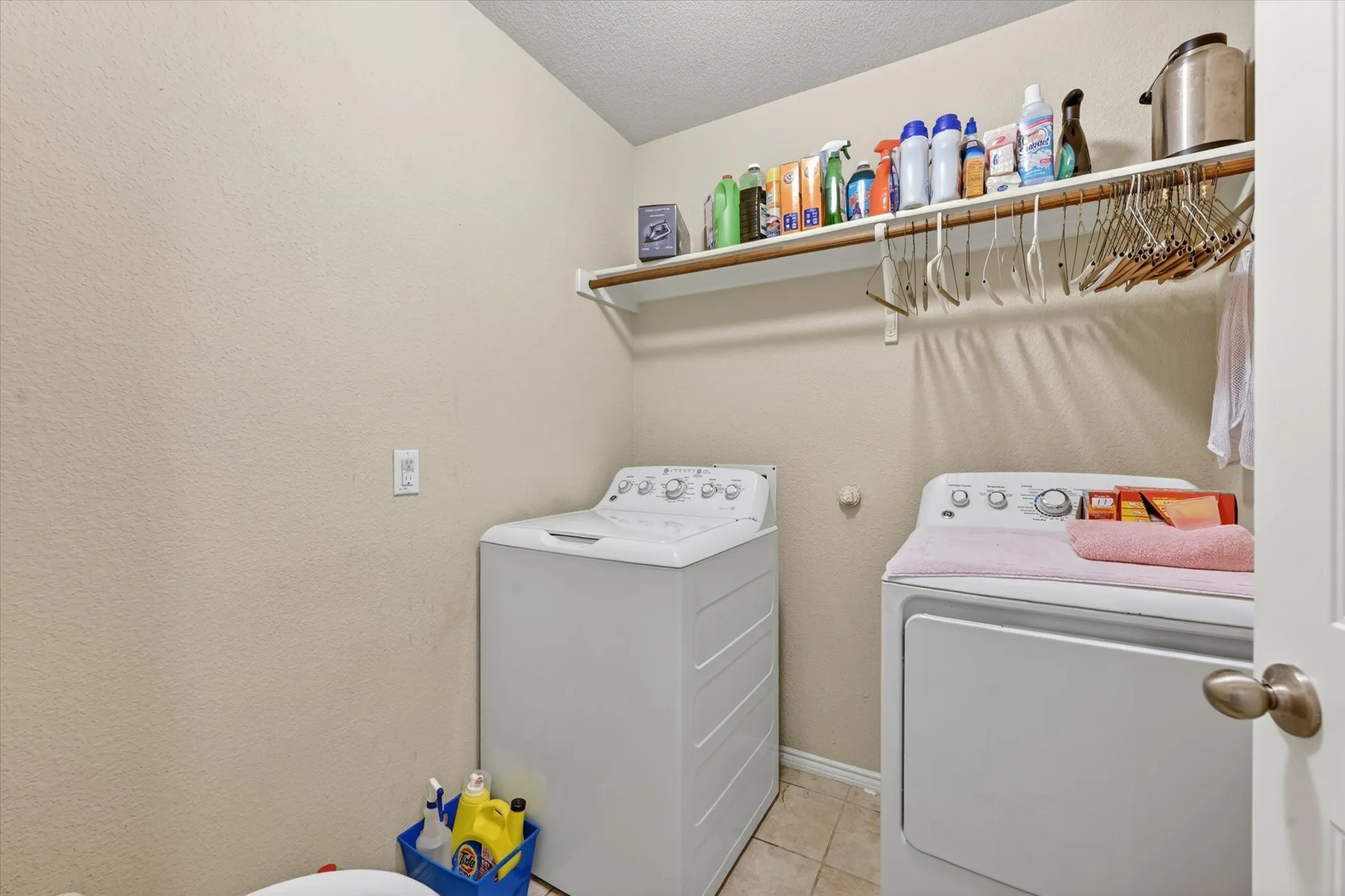 Single Family Residence For Sale in Kaufman County , 1420 Arabella Avenue, Forney, Texas 75126, 4 Bedroom, 2 Bathroom, 2 Garage spaces, 1,636 Sqft, built in 2016, mls#21243919, Real Estate Agent in Forney, Homes For Sale in Kaufman county, Homes For Sale in Forney, Realtor in Forney Texas, Real Estate Brokerage Independent Realty Texas, Luminita Cordes Realtor