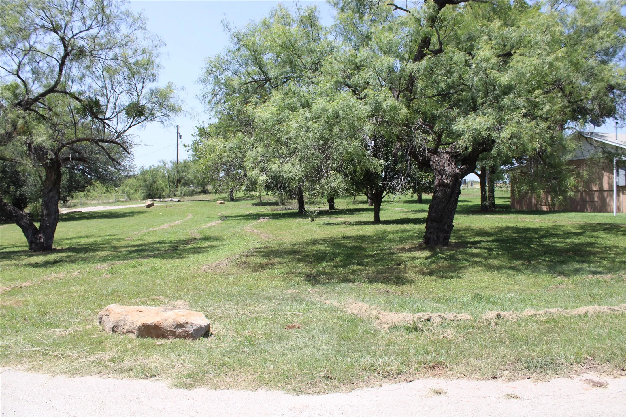 Single Family Residence For Sale in Brown County , 225 Avolyne Avenue, Brownwood, Texas 76801, 2 Bedroom, 3 Bathroom, Garage spaces, 1,432 Sqft, built in 0, mls#21244219, Real Estate Agent in Brownwood, Homes For Sale in Brown county, Homes For Sale in Brownwood, Realtor in Brownwood Texas, Real Estate Brokerage Independent Realty Texas, Luminita Cordes Realtor