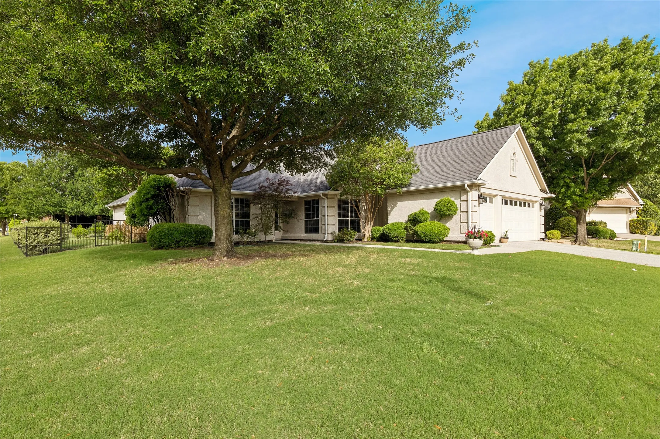 Single Family Residence For Sale in Denton County , 9300 Malibu Court, Denton, Texas 76207, 3 Bedroom, 2 Bathroom, 2 Garage spaces, 2,087 Sqft, built in 2002, Preowned, mls#21238151, Real Estate Agent in Denton, Homes For Sale in Denton county, Homes For Sale in Denton, Realtor in Denton Texas, Real Estate Brokerage Independent Realty Texas, Luminita Cordes Realtor